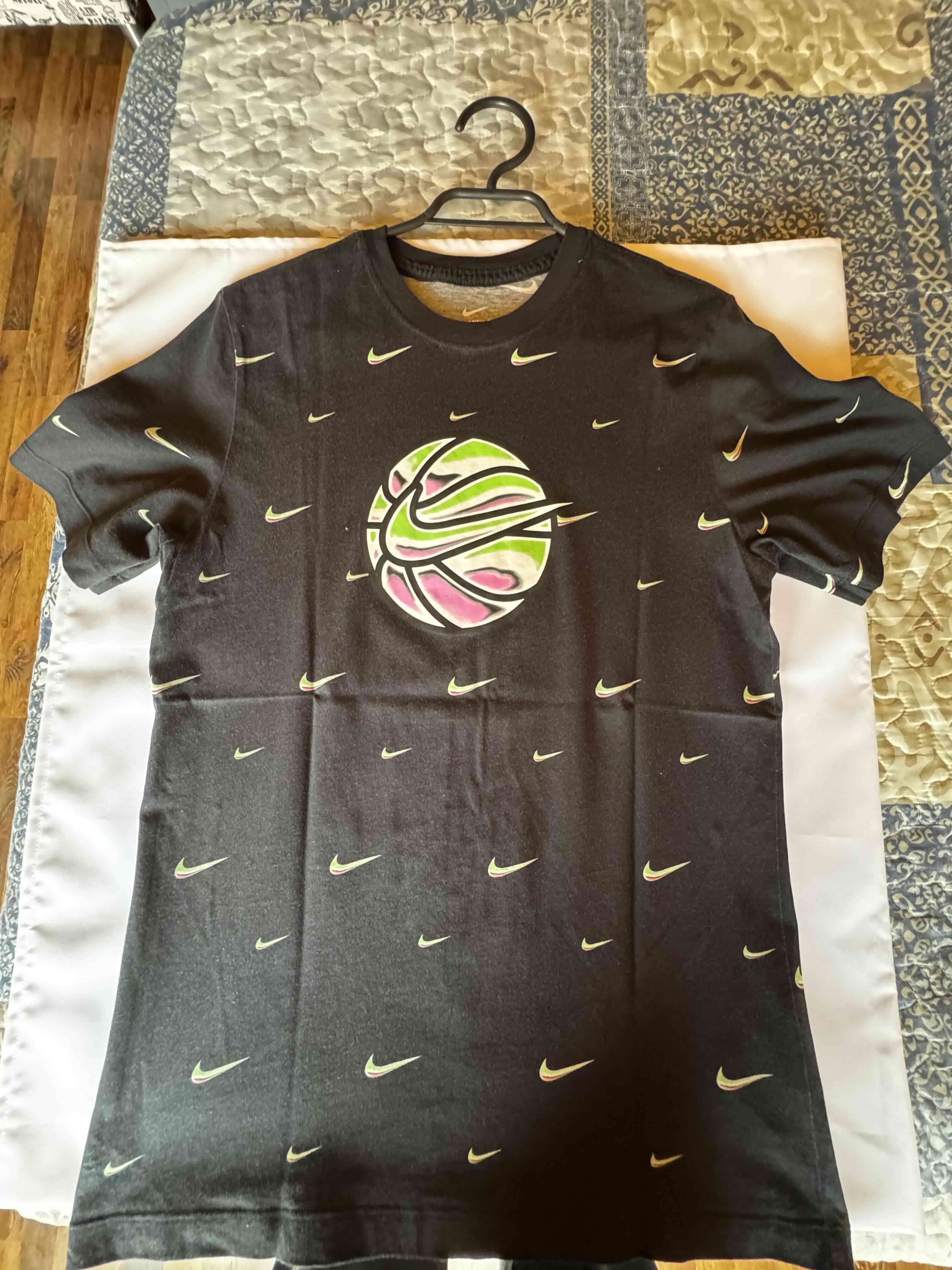 Polera negra con estampado gráfico