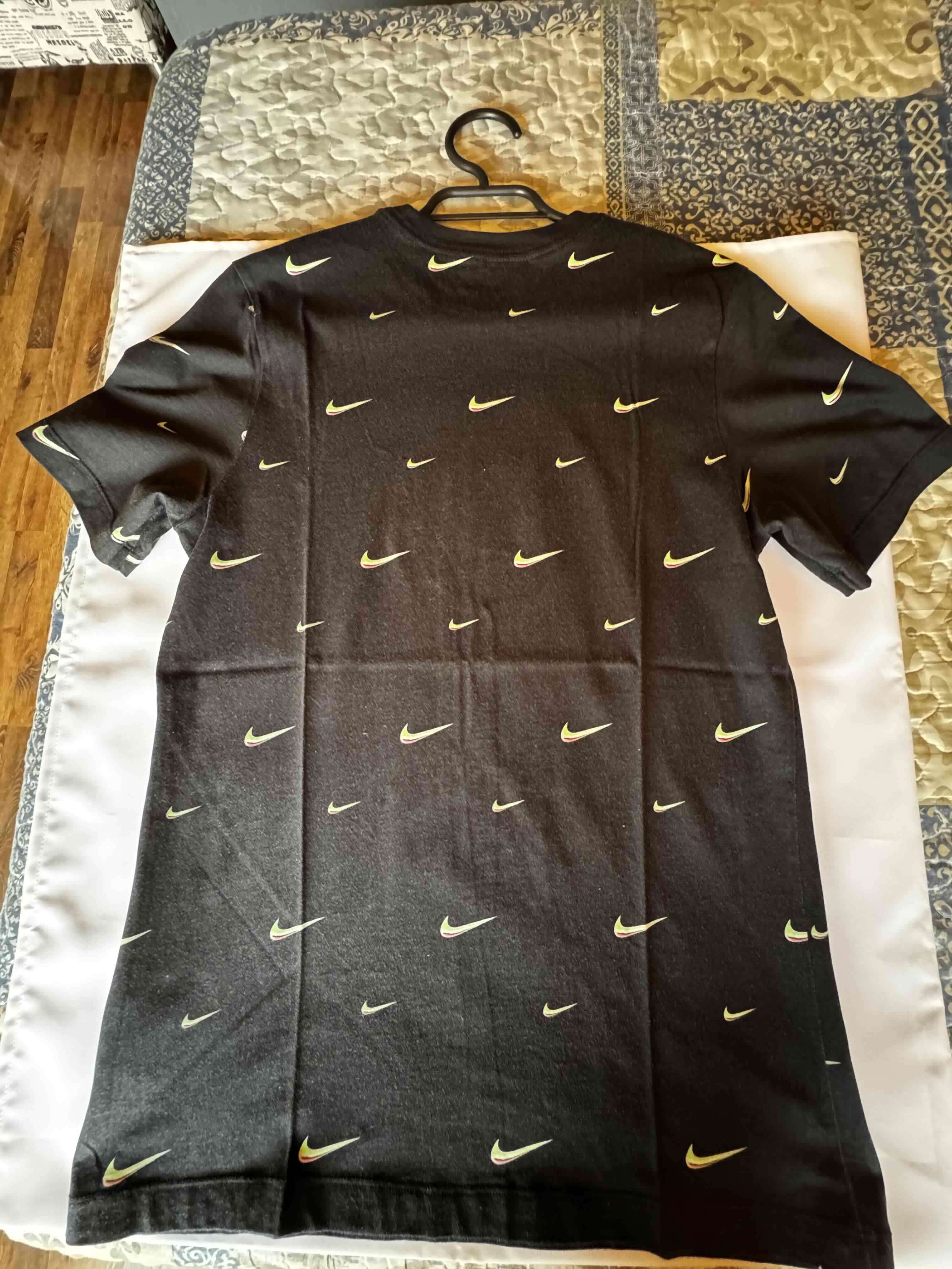 Polera negra con estampado gráfico - miniatura 2