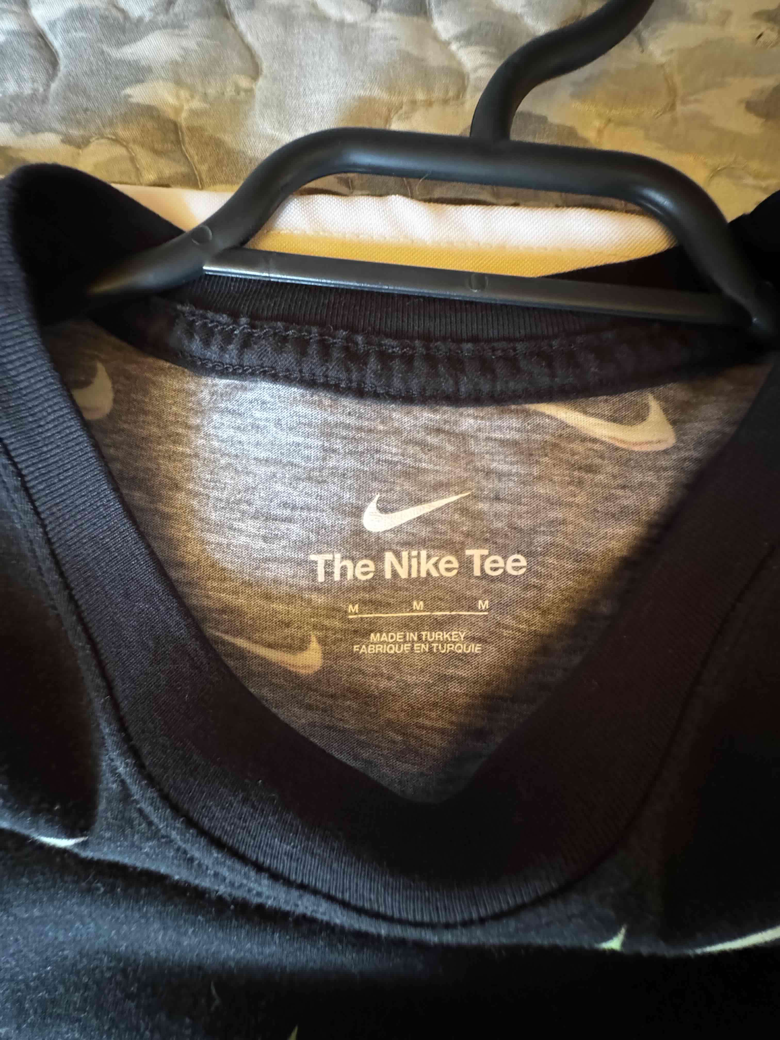 Polera negra con estampado gráfico - miniatura 3