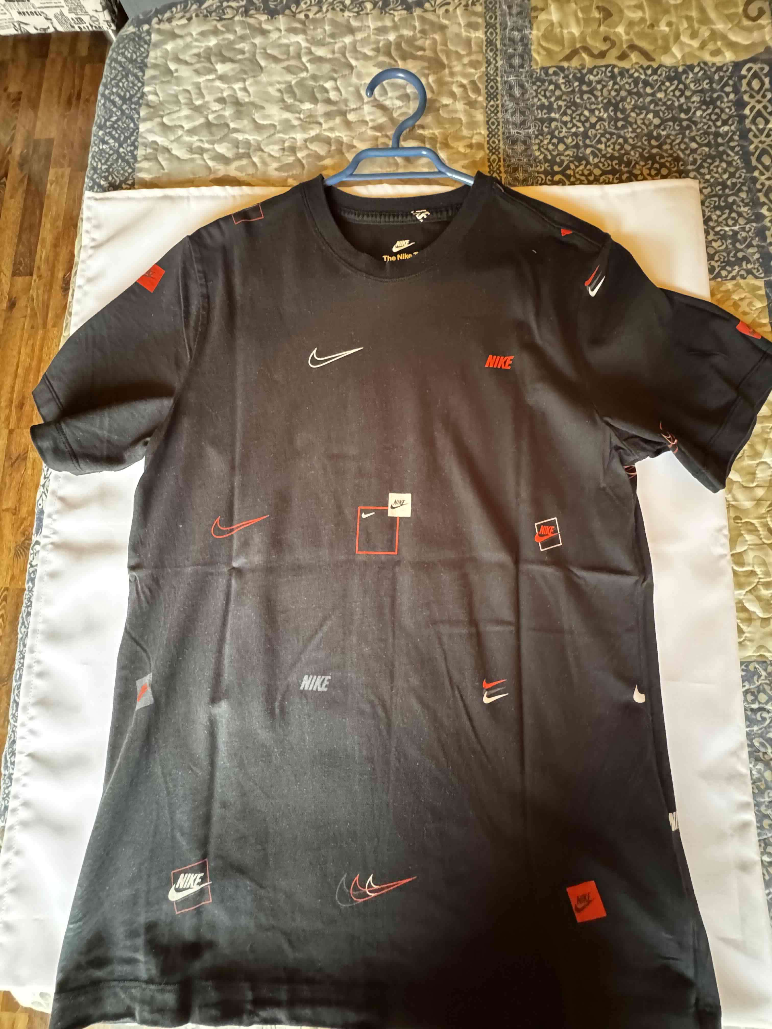 Polera negra Nike estampada