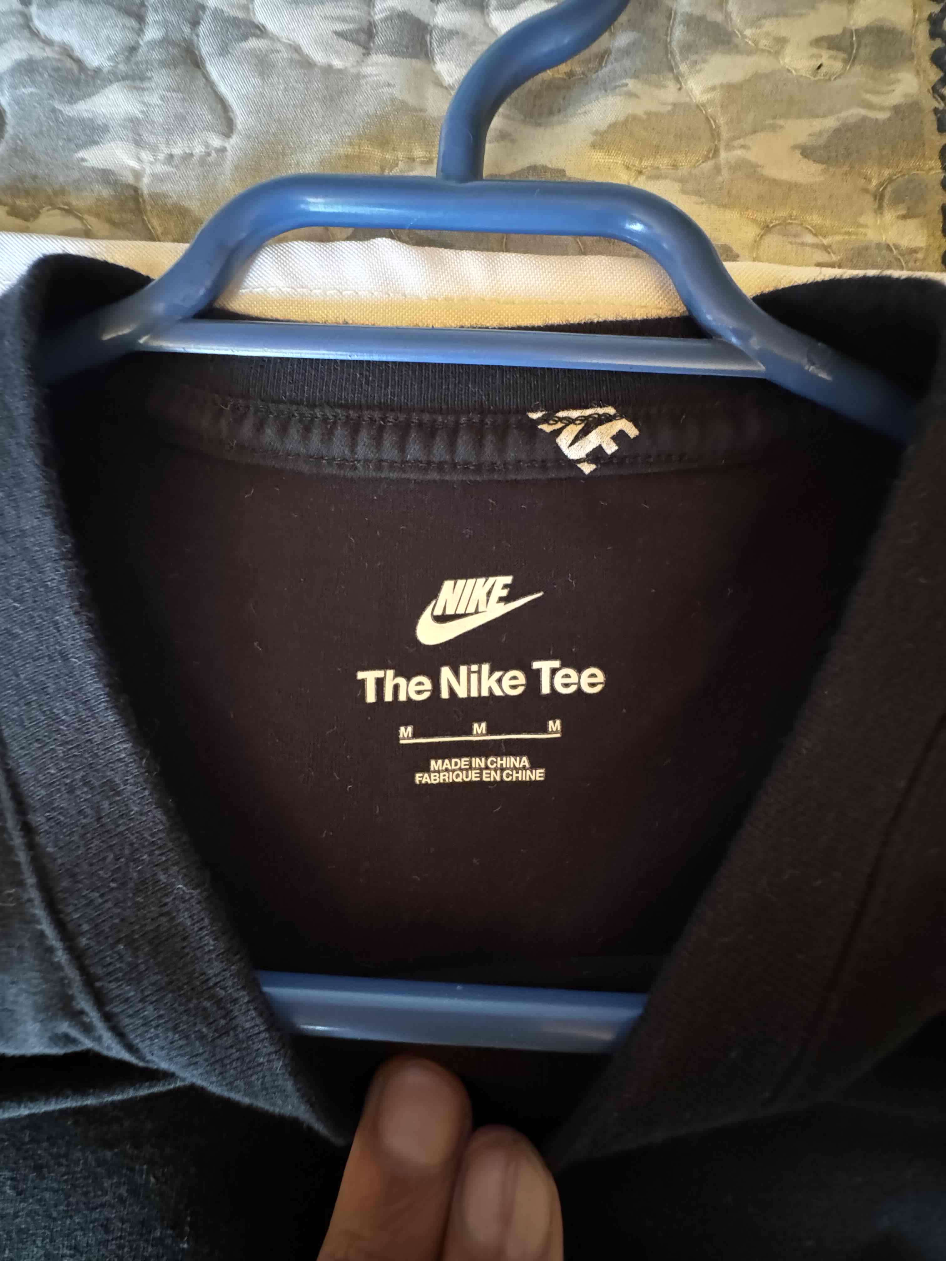 Polera negra Nike estampada - miniatura 2