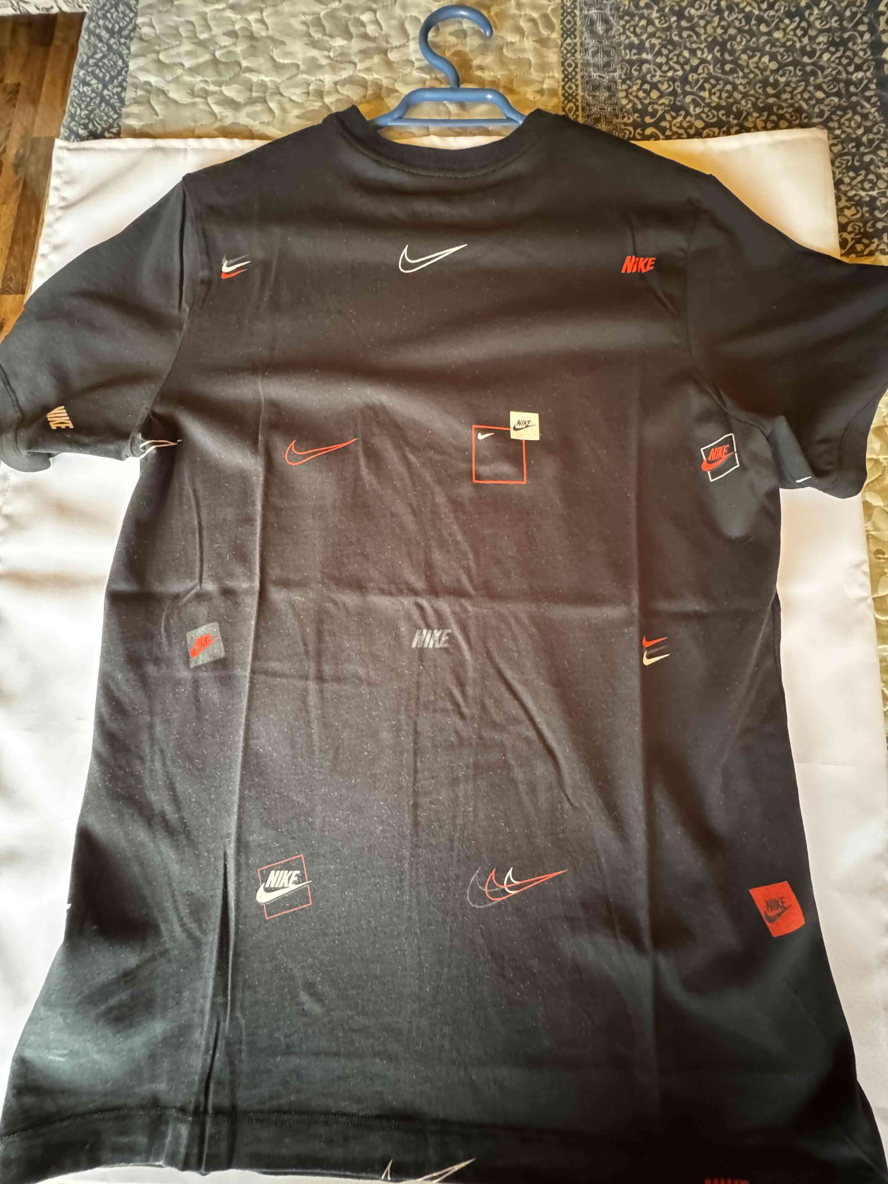 Polera negra Nike estampada - miniatura 3