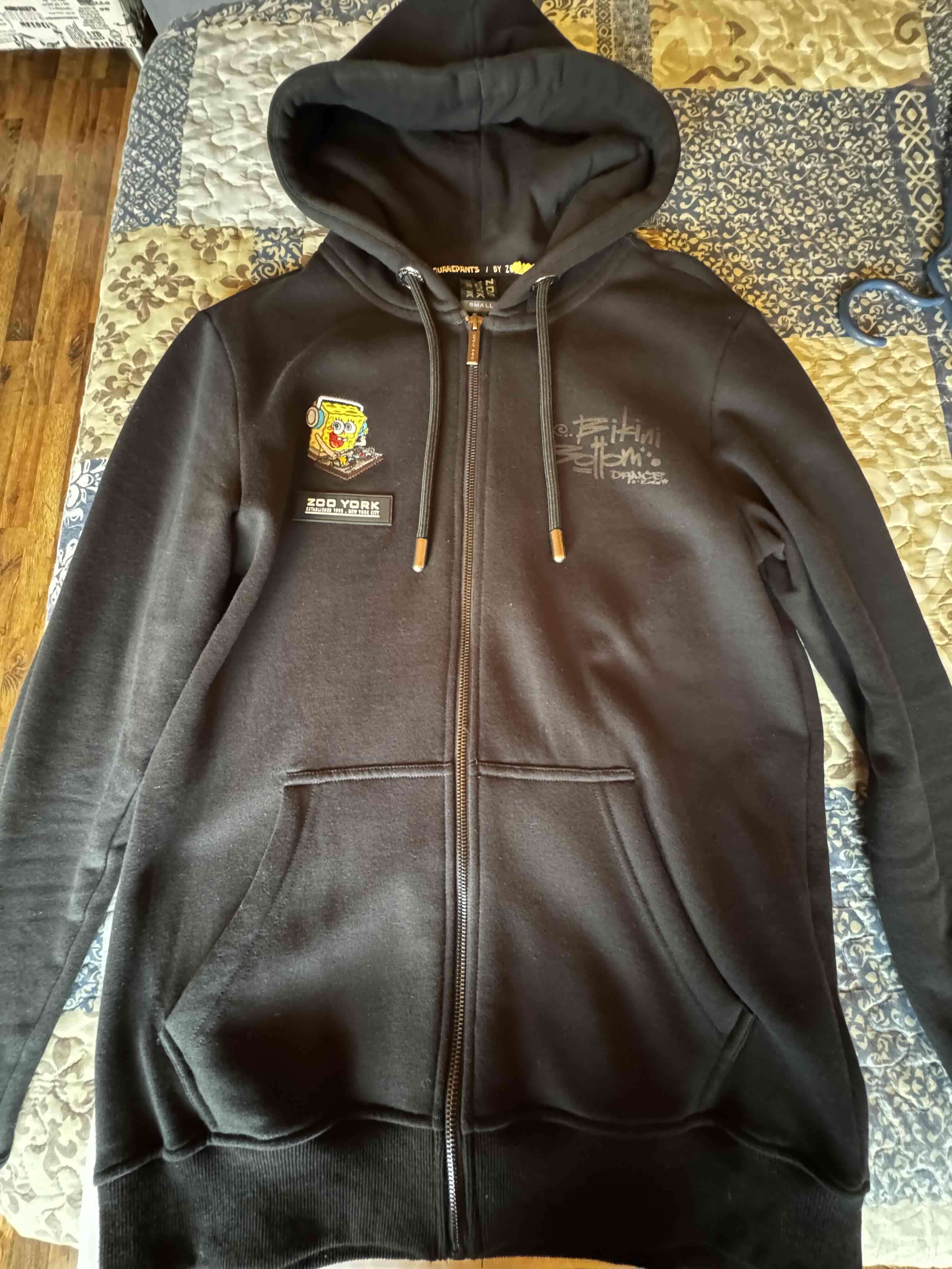 Polerón negro con cierre y gorro