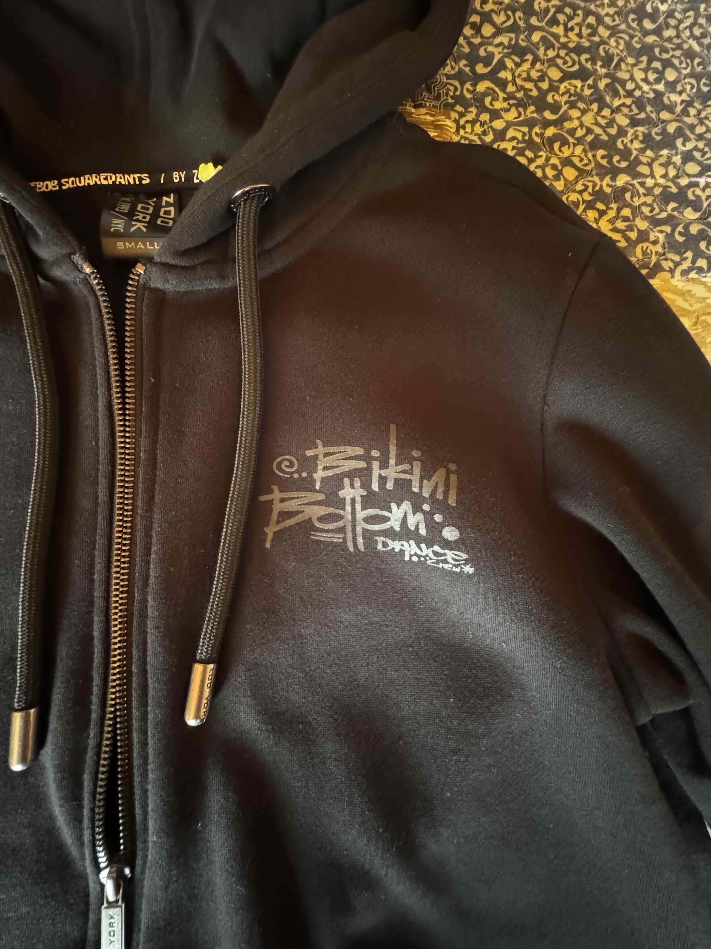 Polerón negro con cierre y gorro - miniatura 2