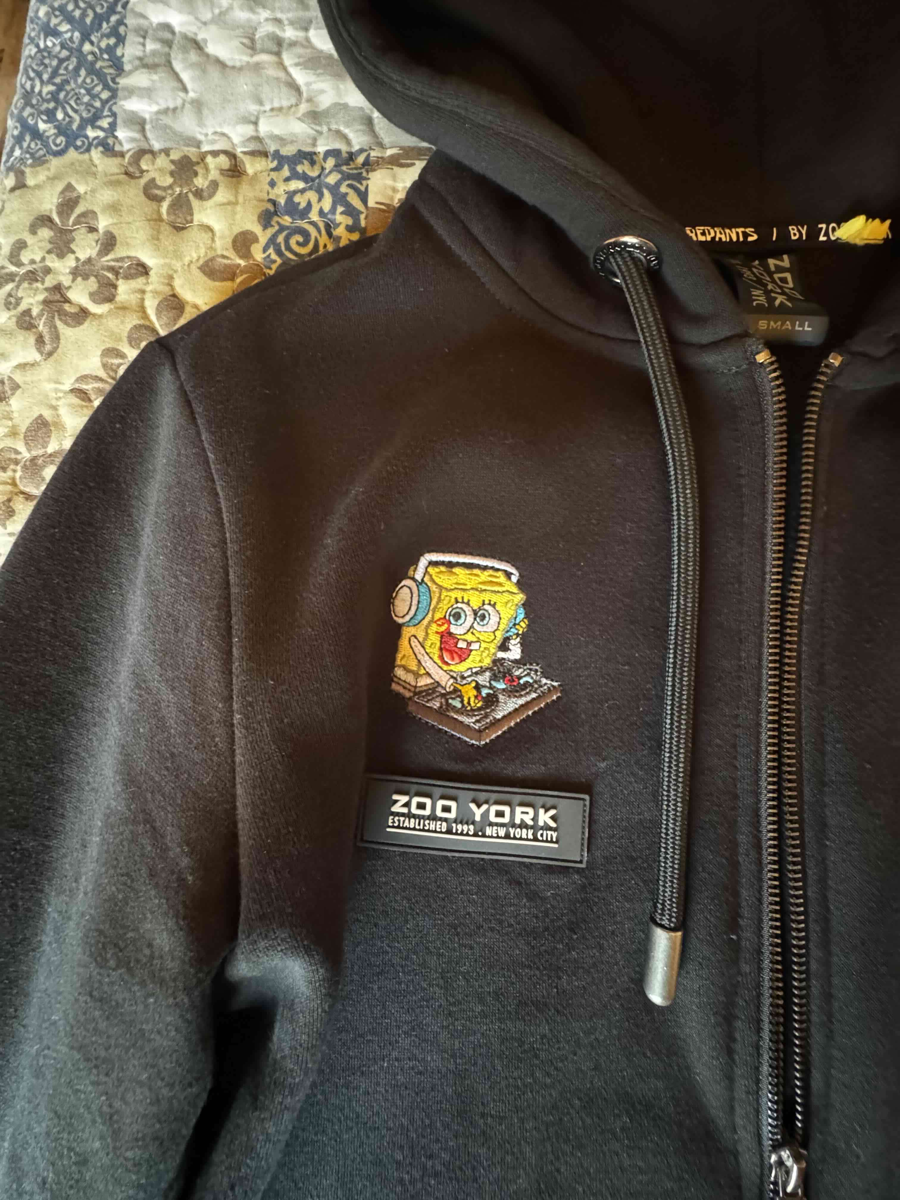 Polerón negro con cierre y gorro - miniatura 3