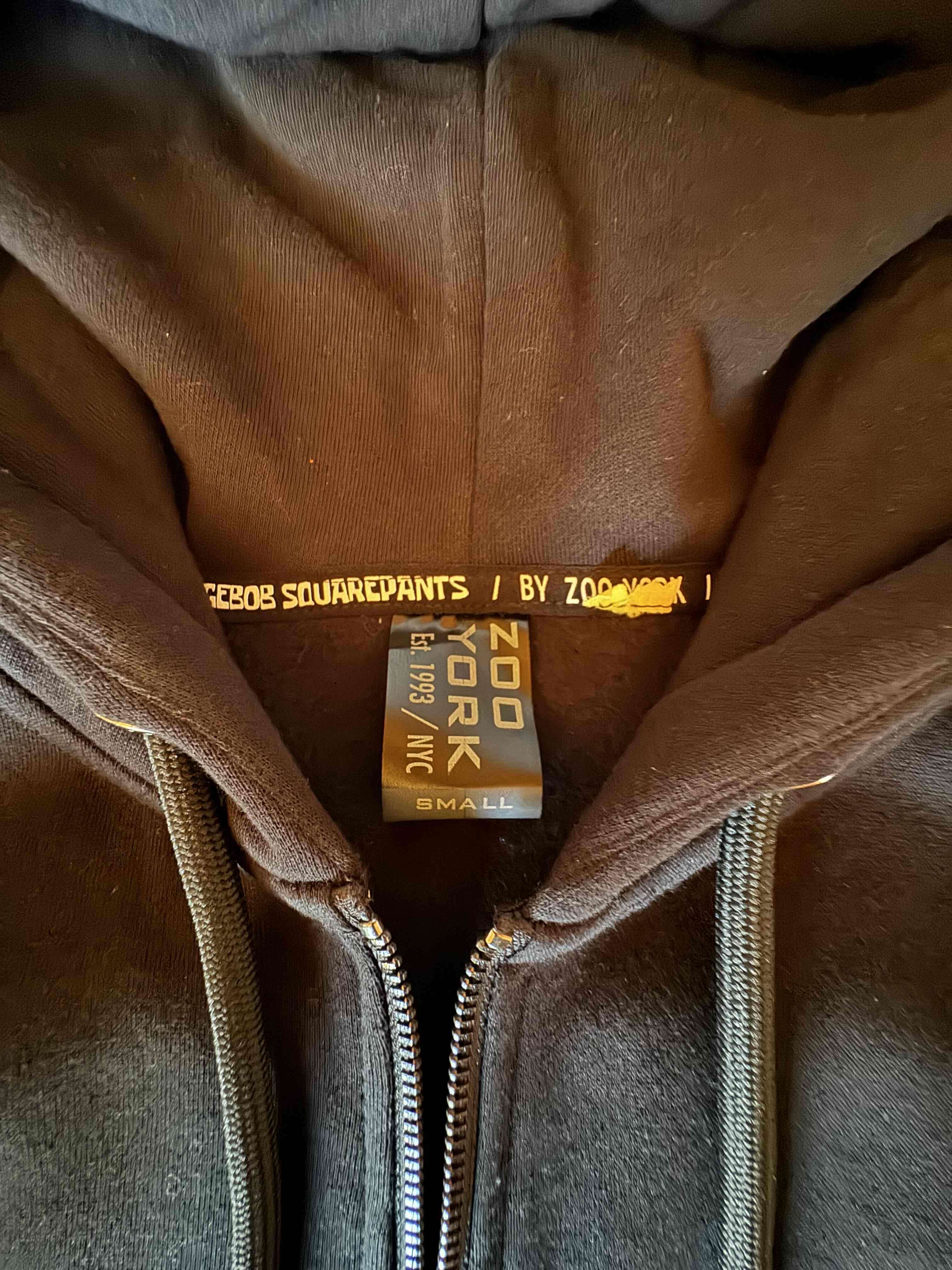 Polerón negro con cierre y gorro - miniatura 4