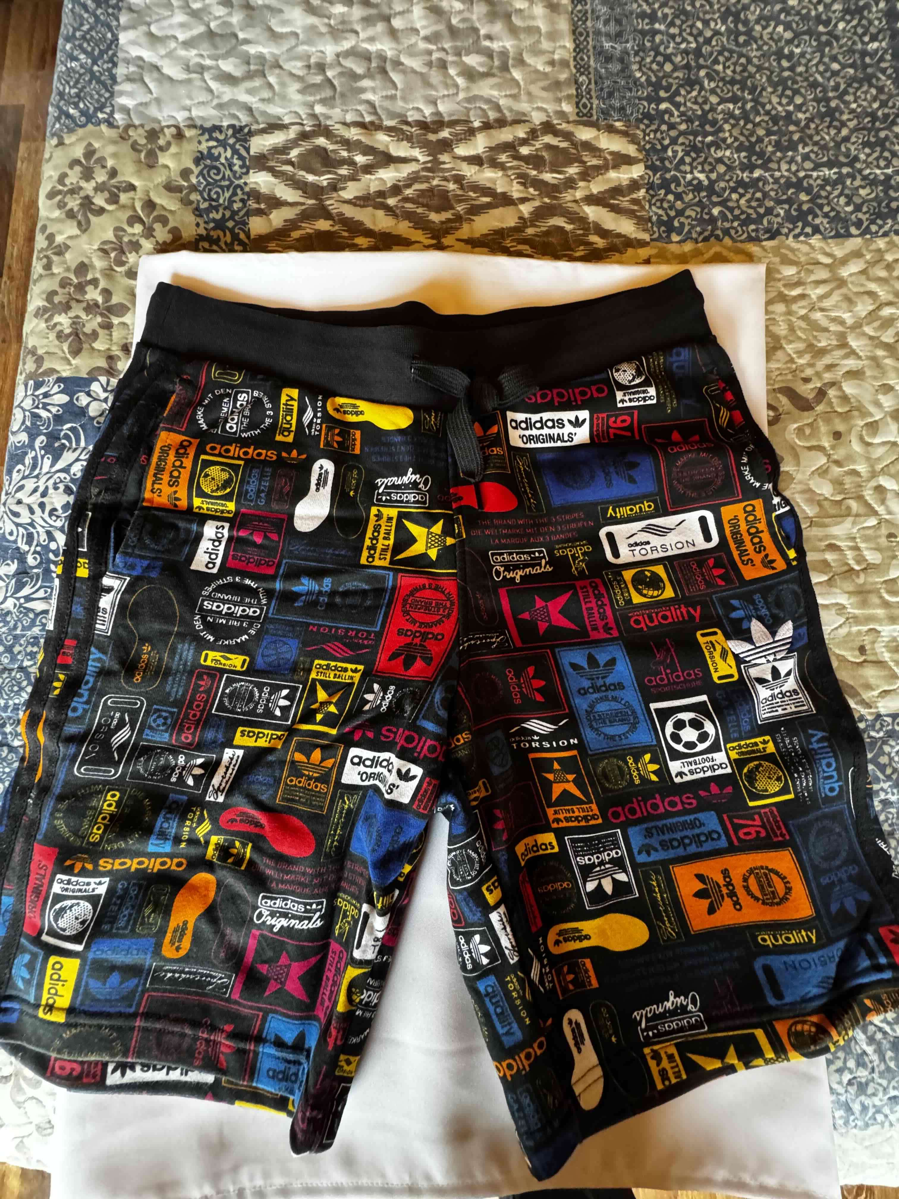 Shorts estampados Adidas coloridos