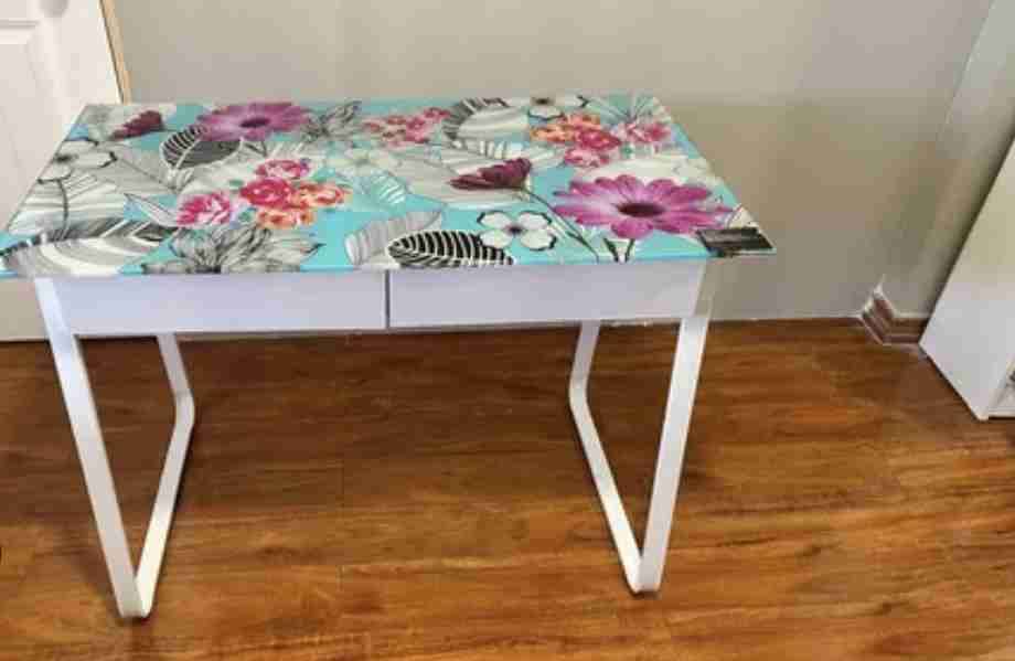 Escritorio floral con cajones