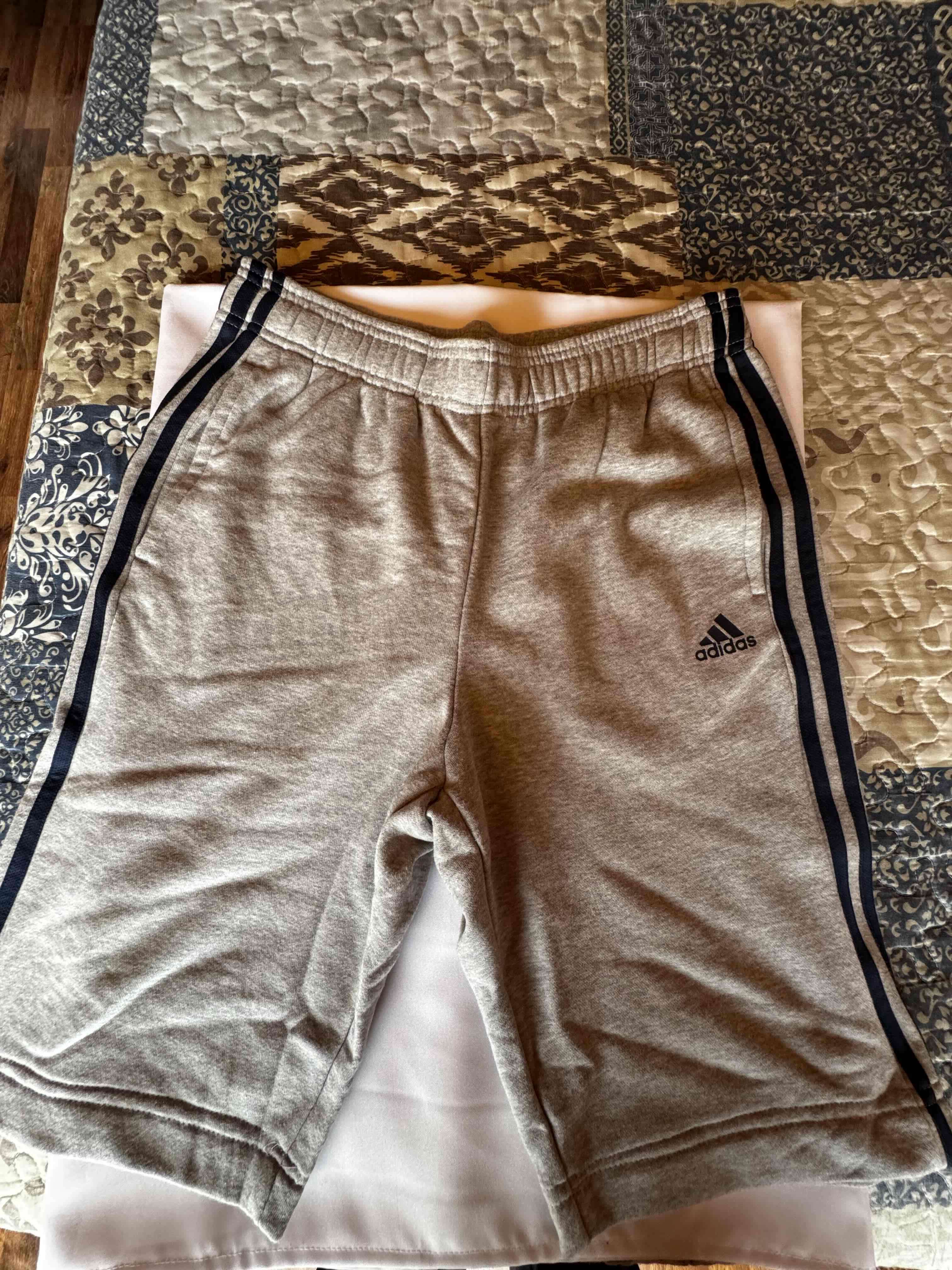 Shorts deportivos grises Adidas