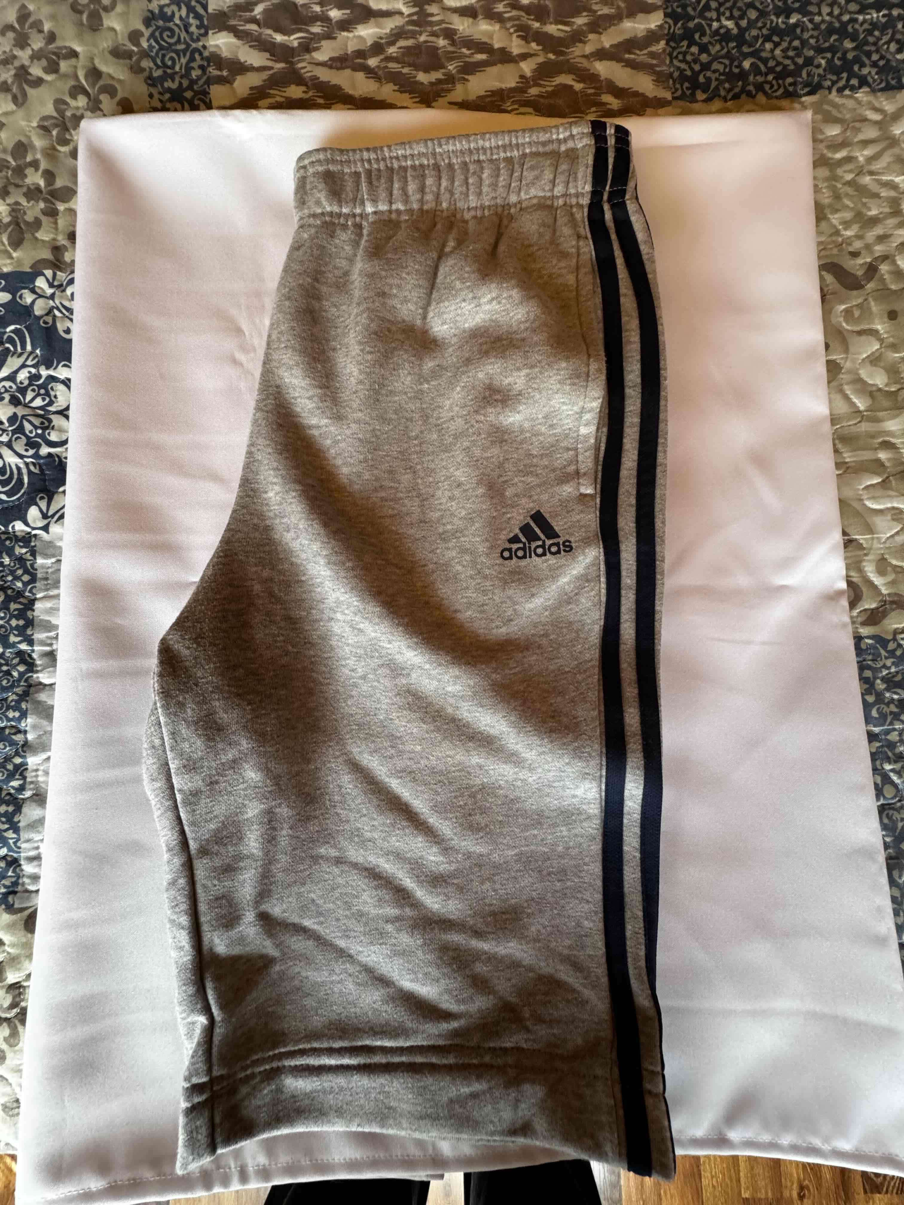 Shorts deportivos grises Adidas - miniatura 3