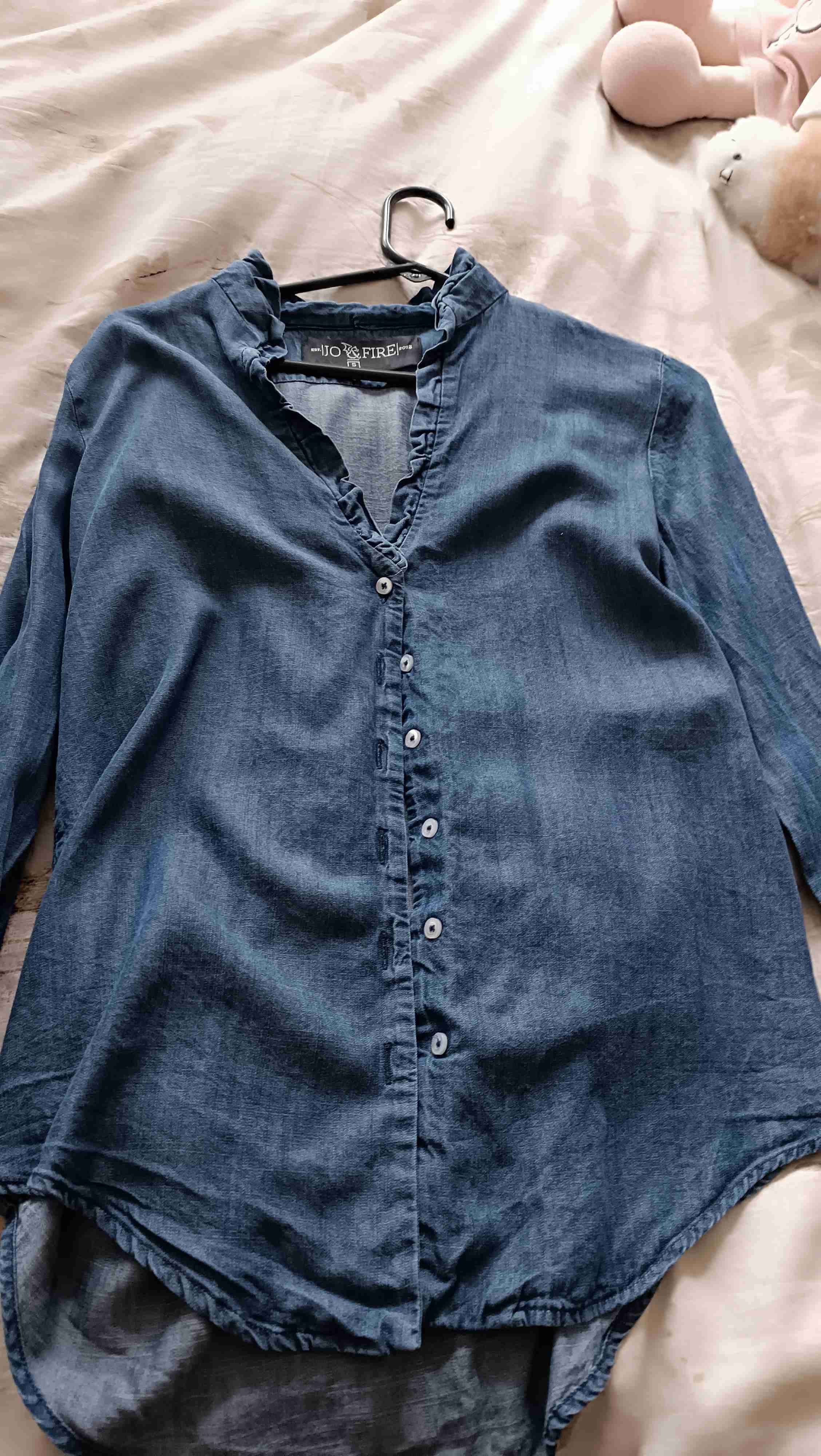 Blusa de mezclilla azul.