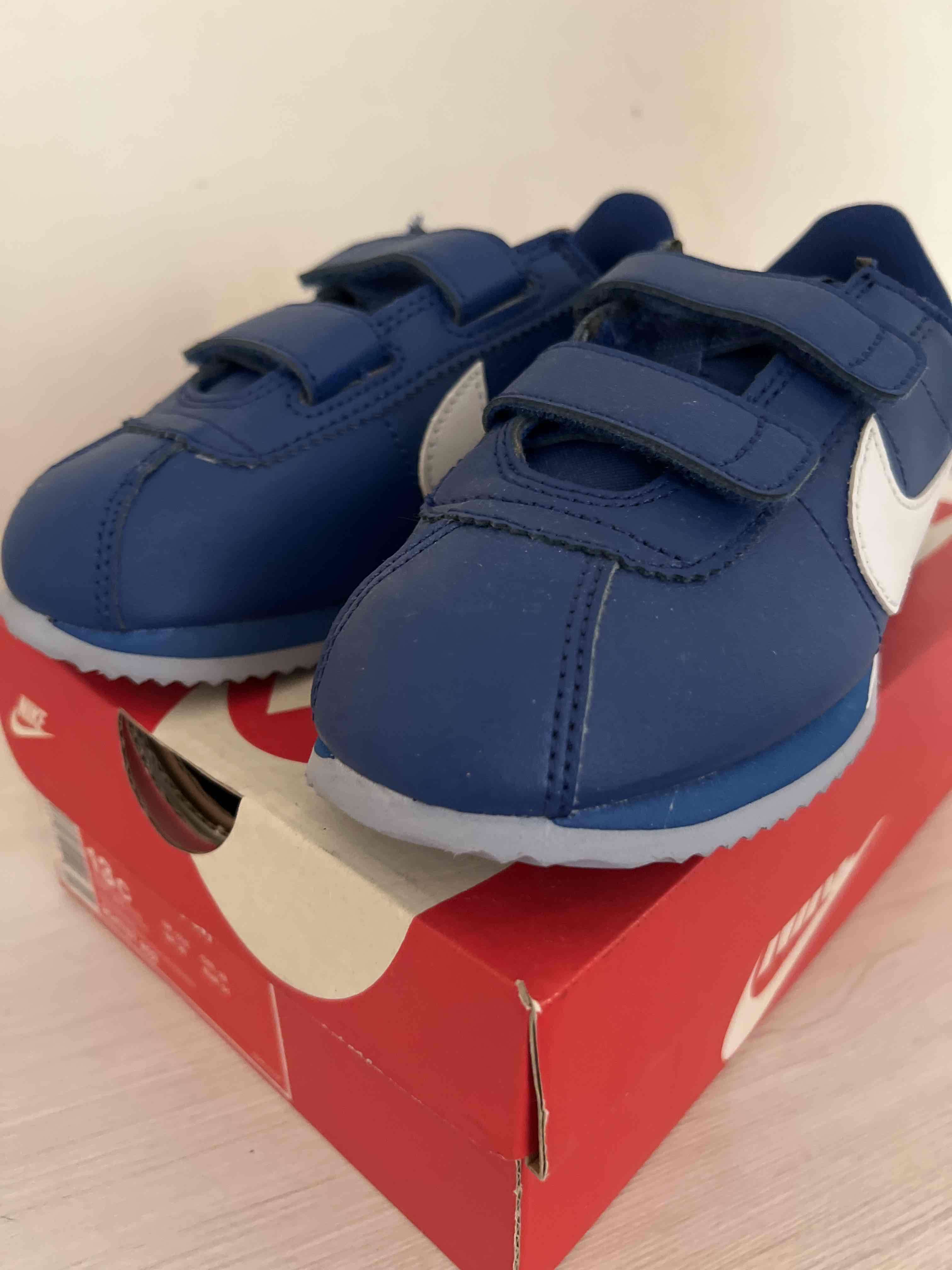 Nuevas!, Zapatillas azules con cierre velcro