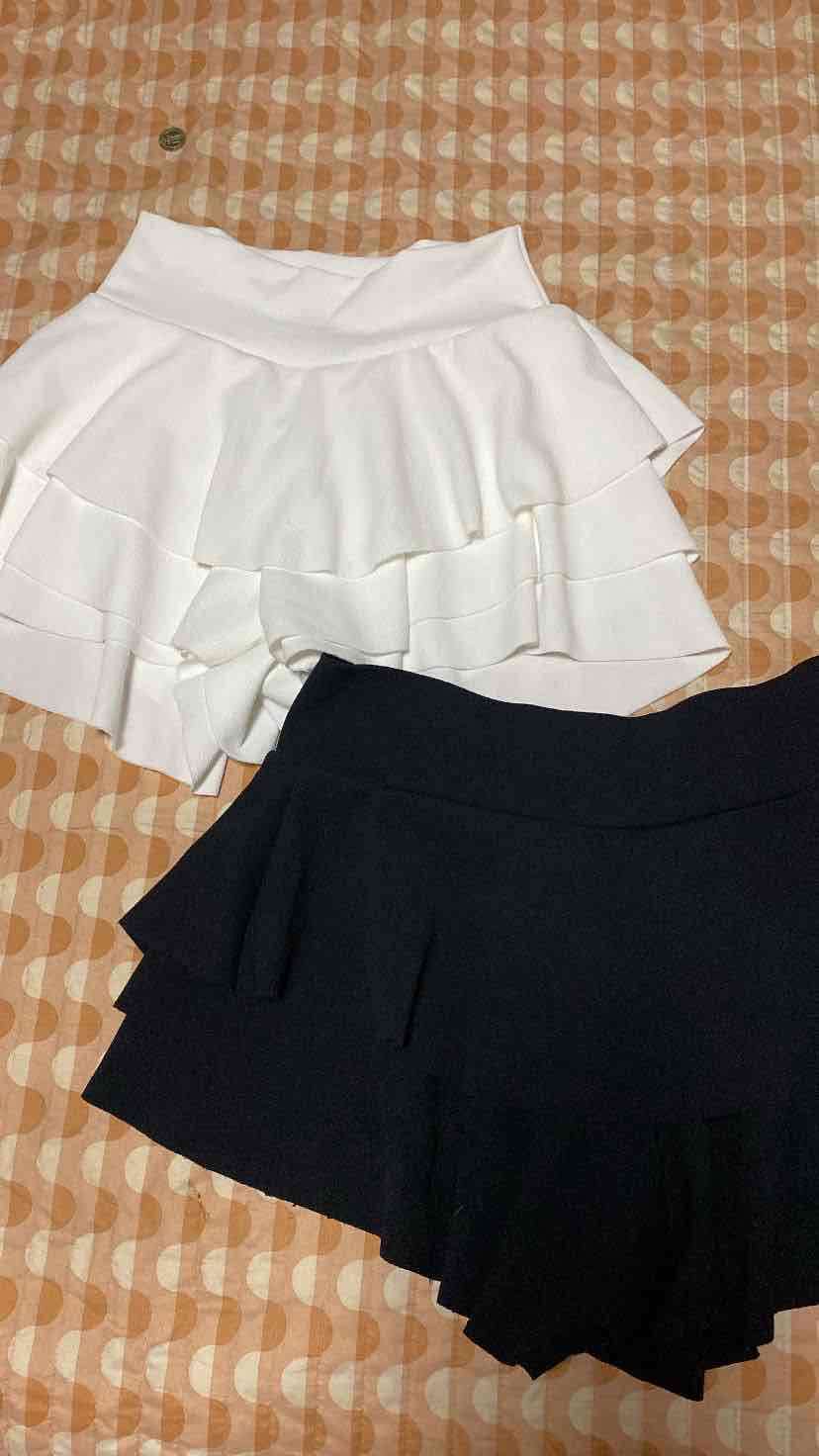 Faldas shorts en blanco y negro