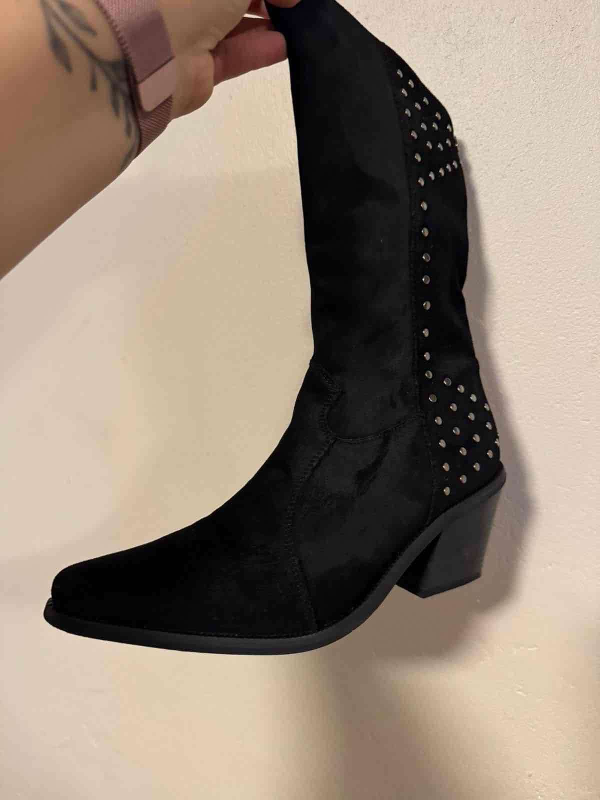 Botines negros con tachuelas