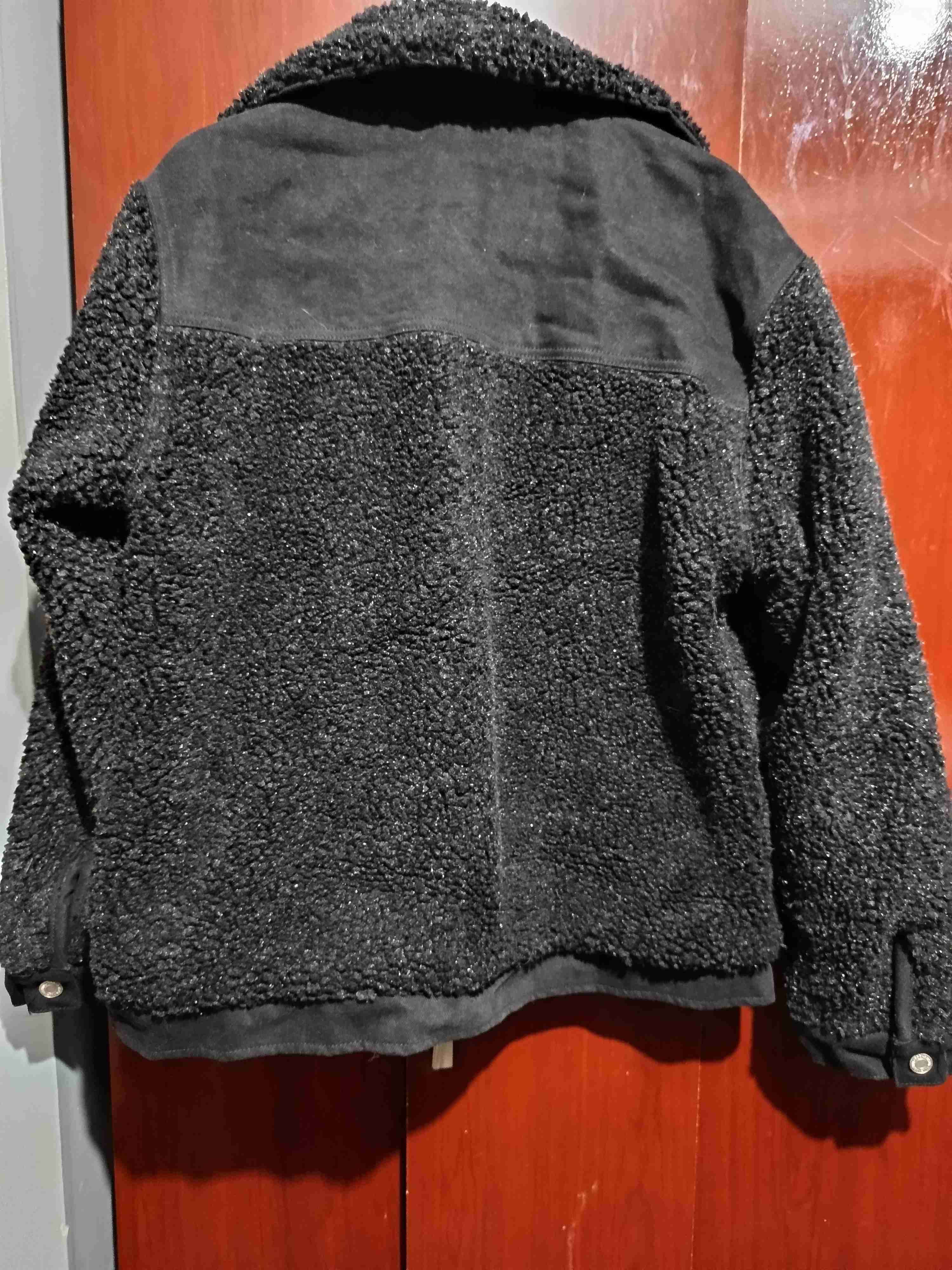 Chaqueta negra con sherpa y jeans. - miniatura 2