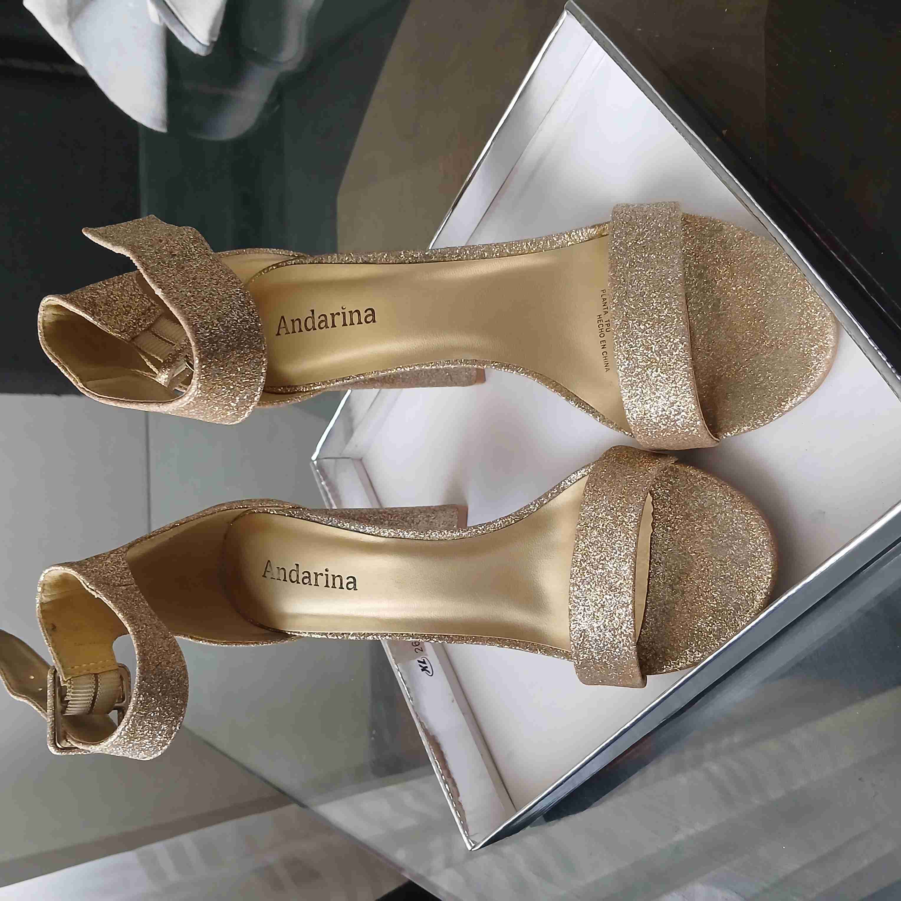 Sandalias doradas de tacón