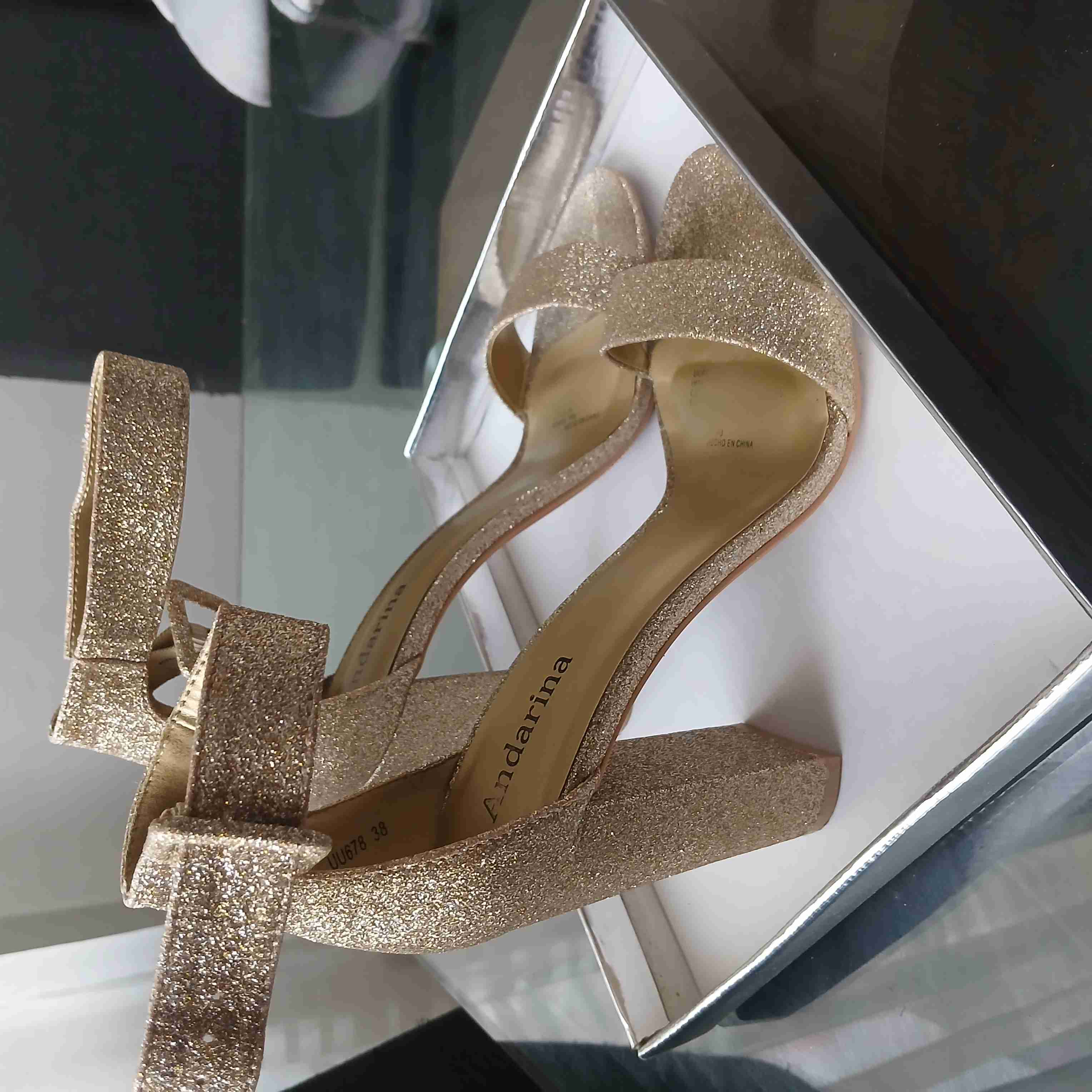 Sandalias doradas de tacón - miniatura 2