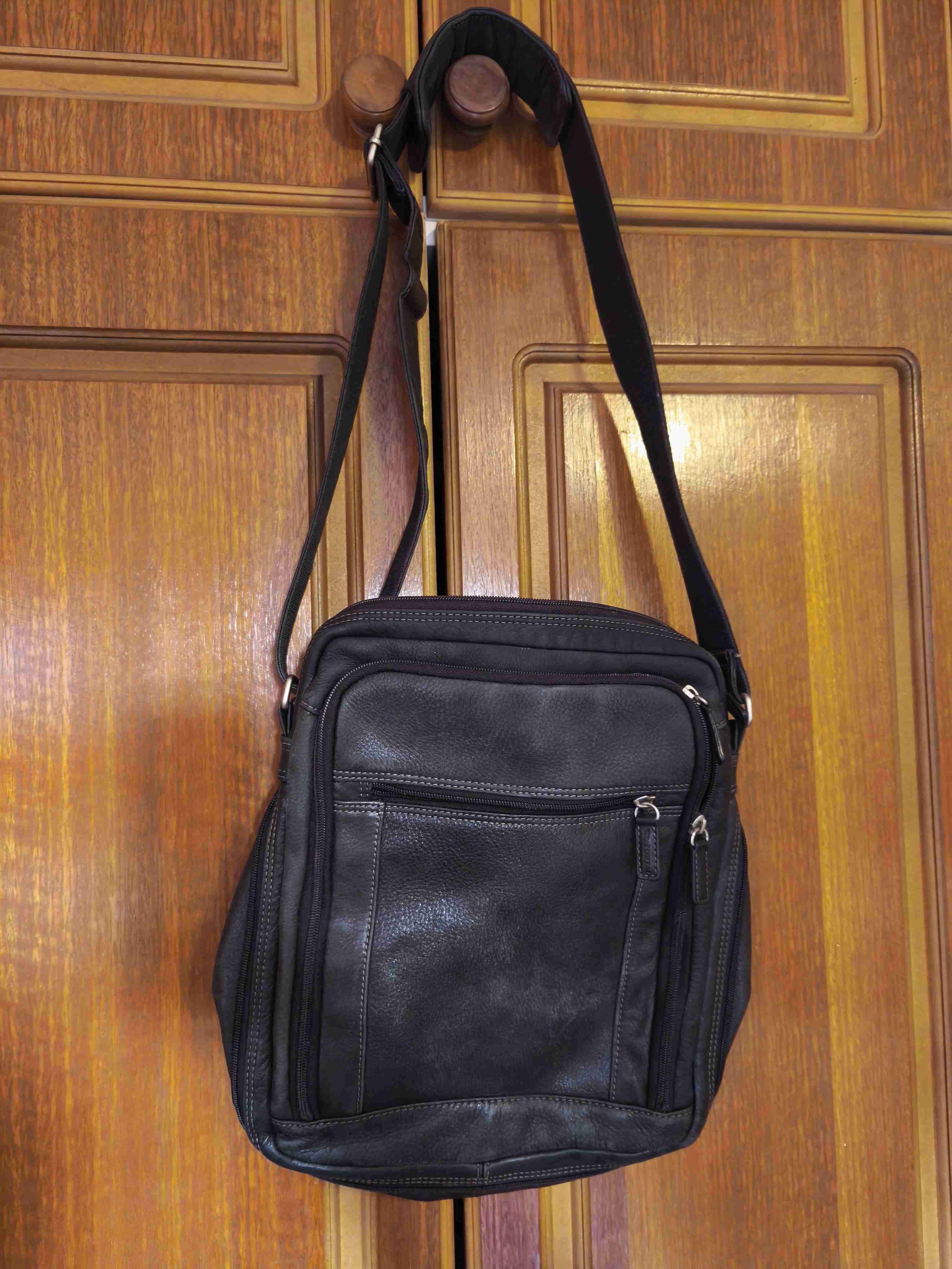Bolso negro con compartimentos