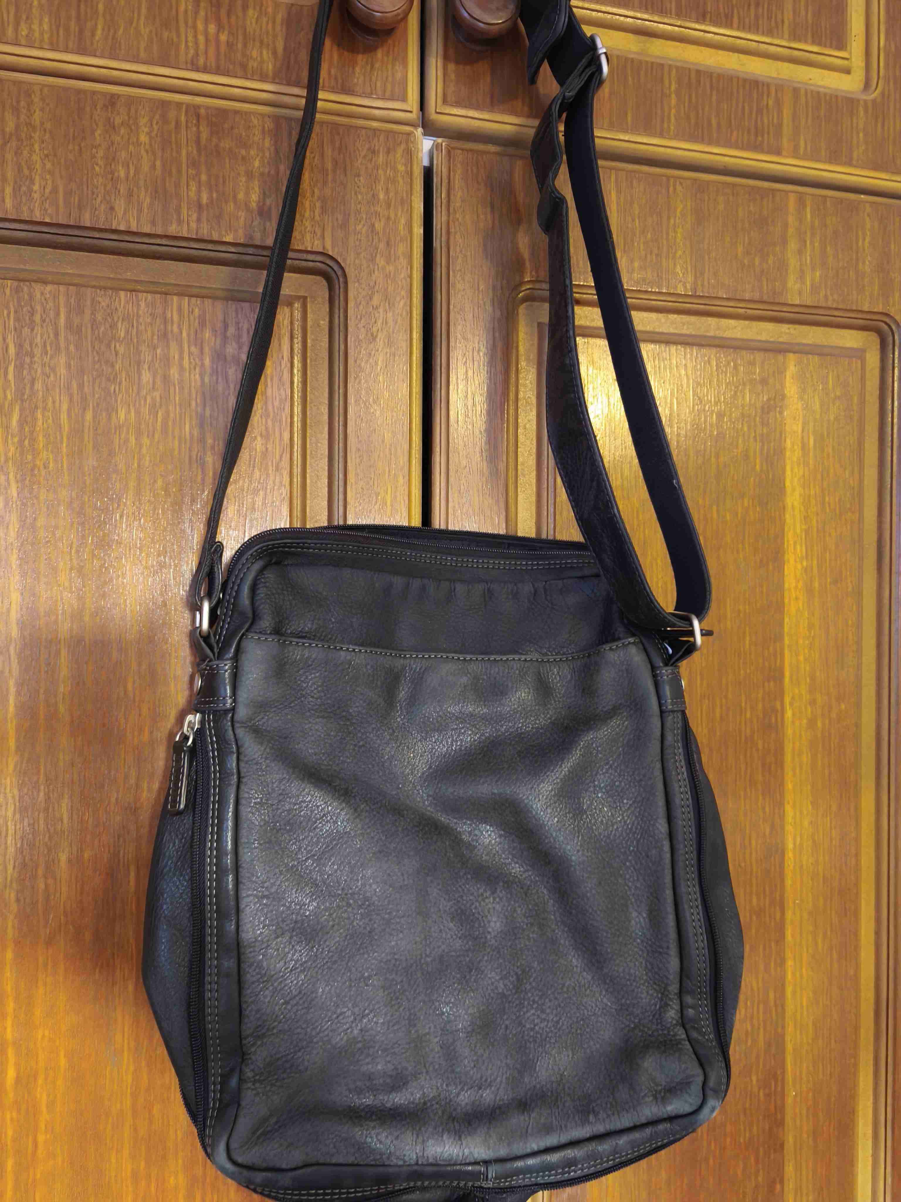 Bolso negro con compartimentos - miniatura 2