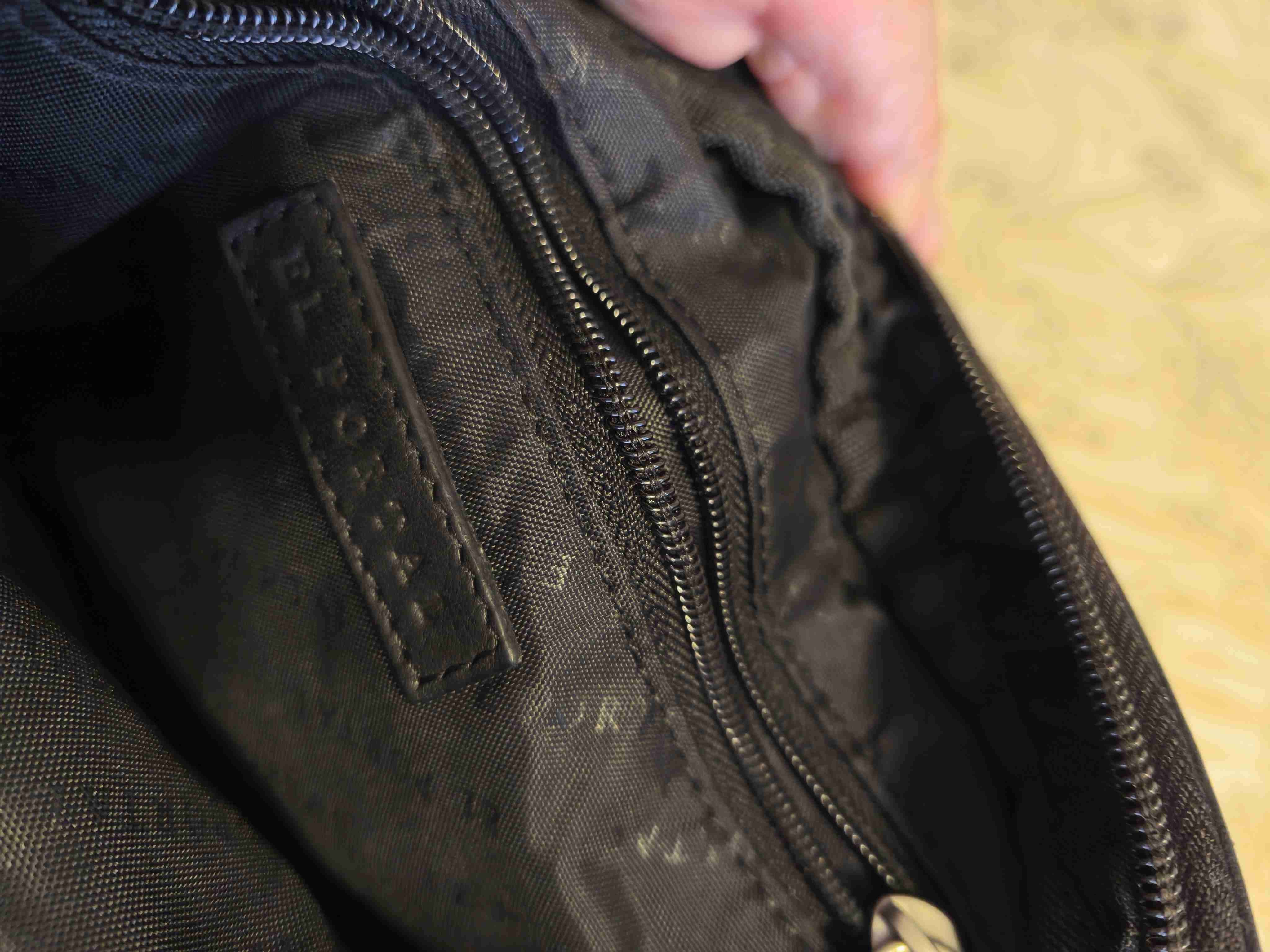 Bolso negro con compartimentos - miniatura 4