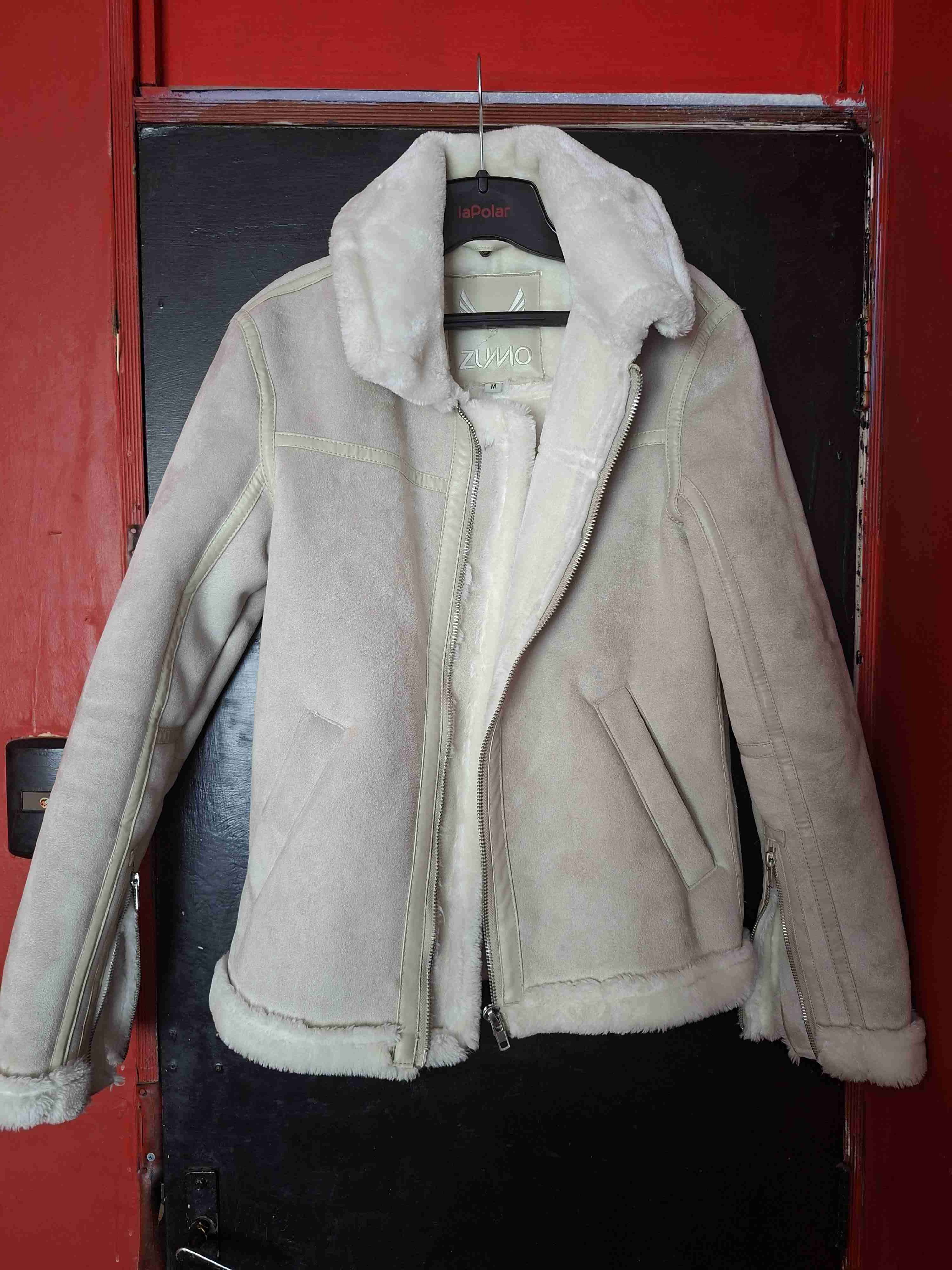 Chaqueta beige con forro peludo