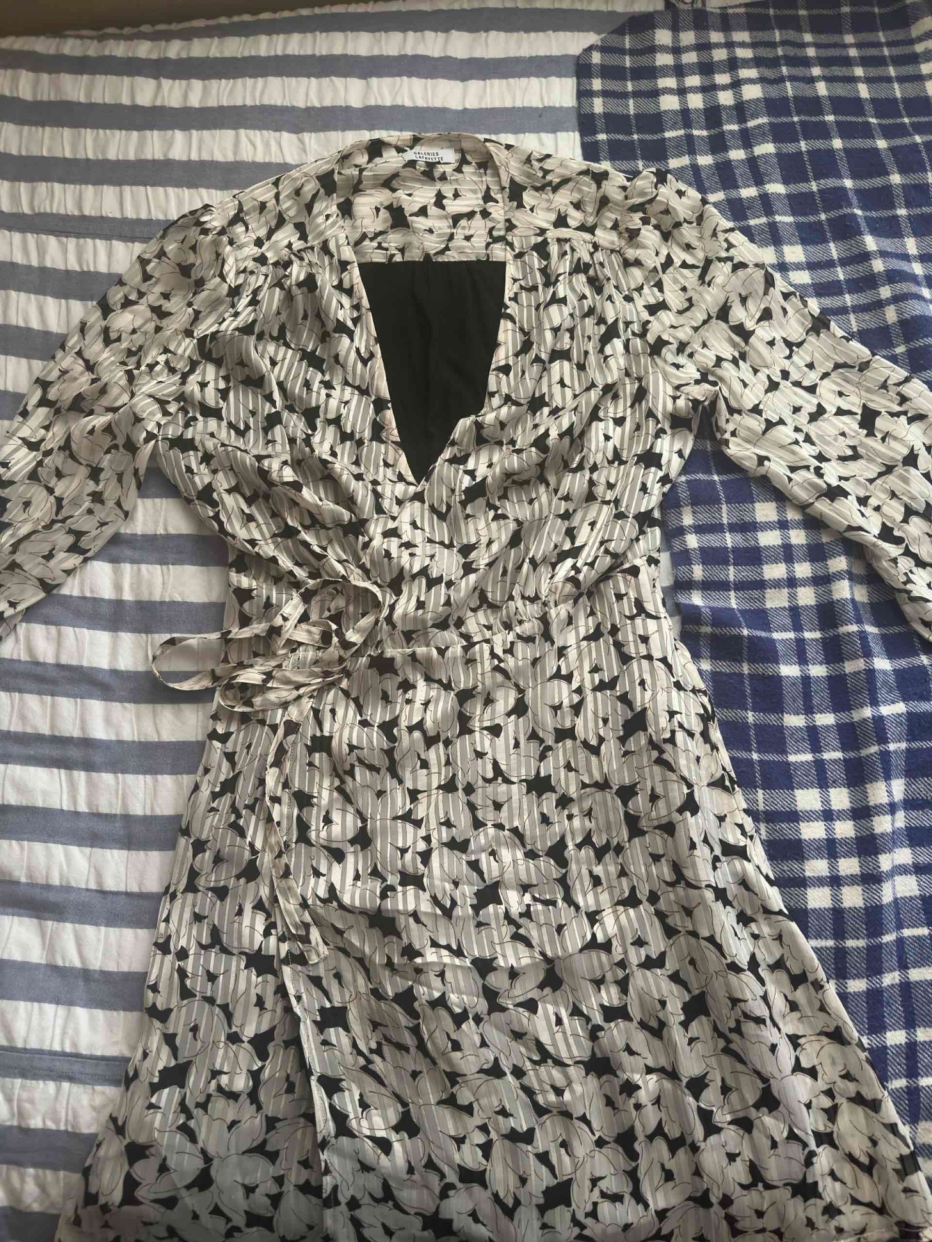 Vestido floral blanco y negro, corto, manga larga