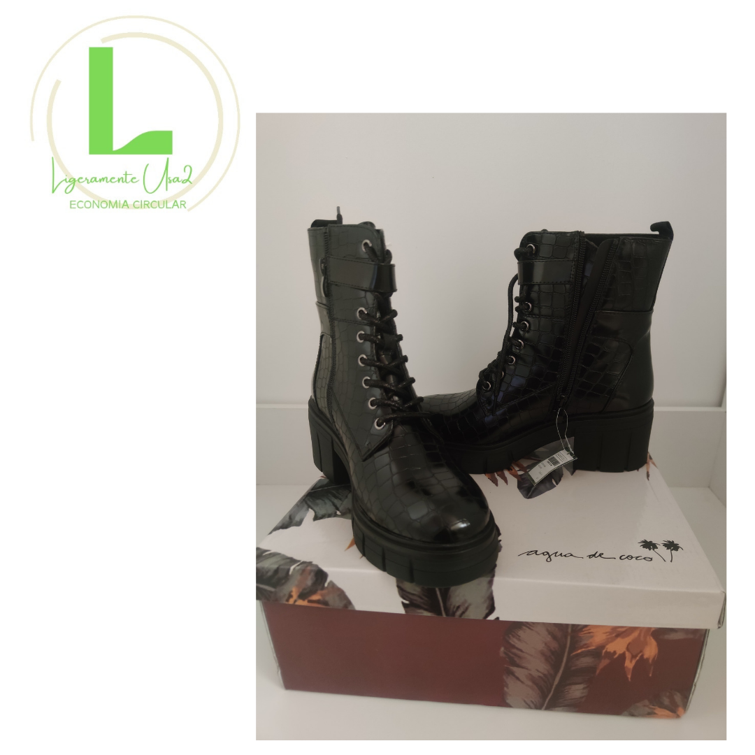 Botas negras de cuero con textura