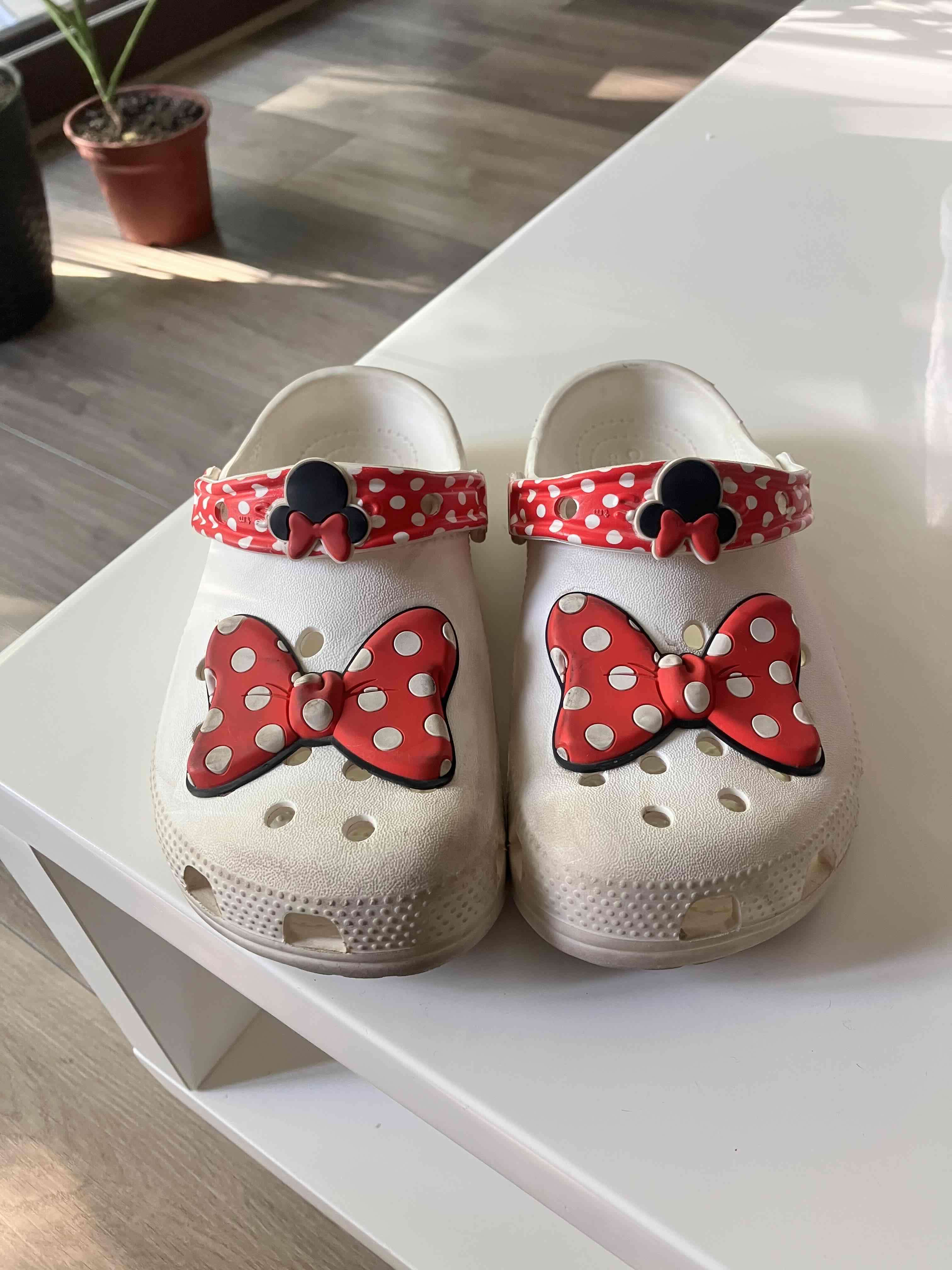 Sandalias blancas con lazo rojo crocs - miniatura 2