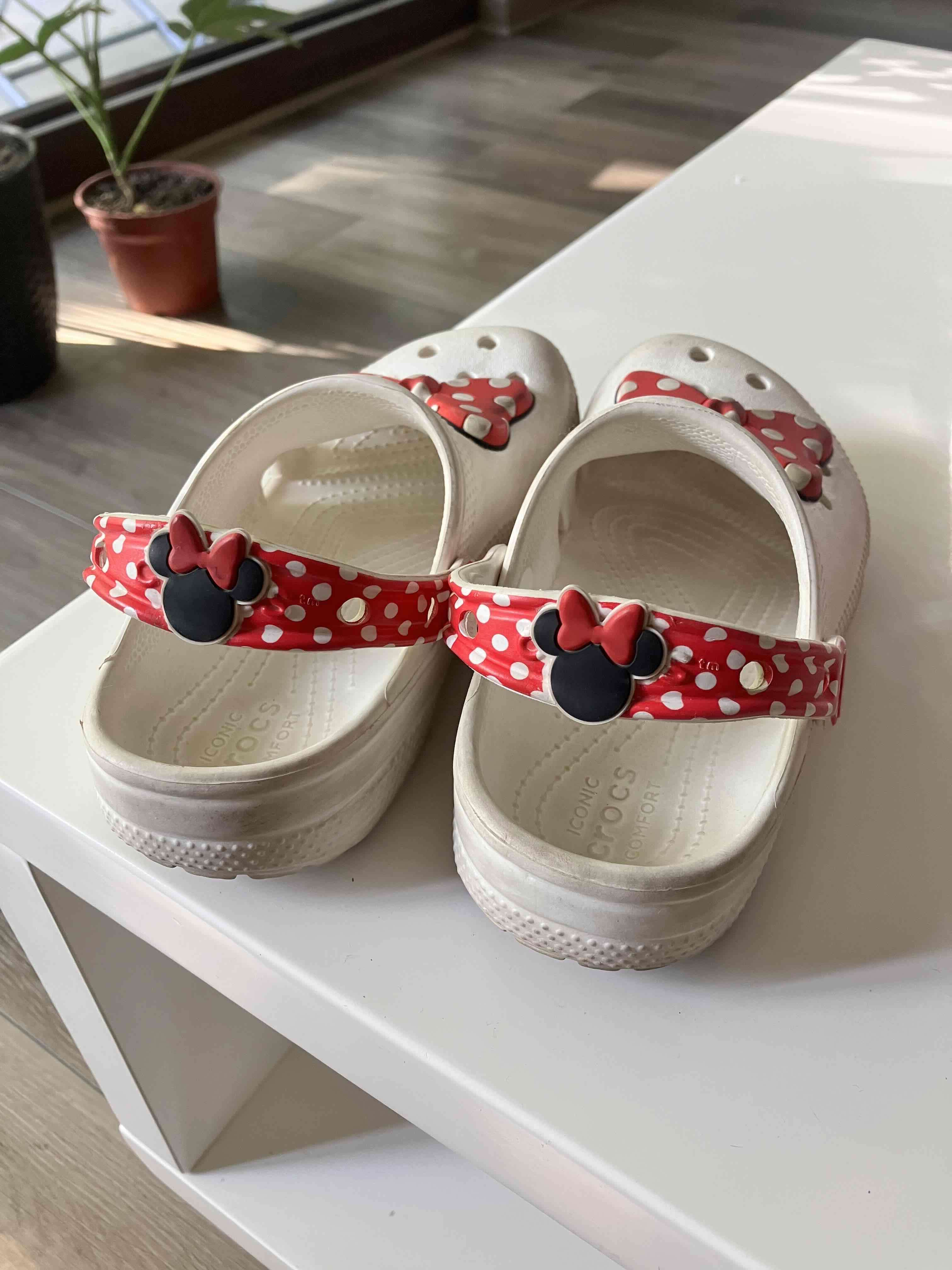 Sandalias blancas con lazo rojo crocs - miniatura 3
