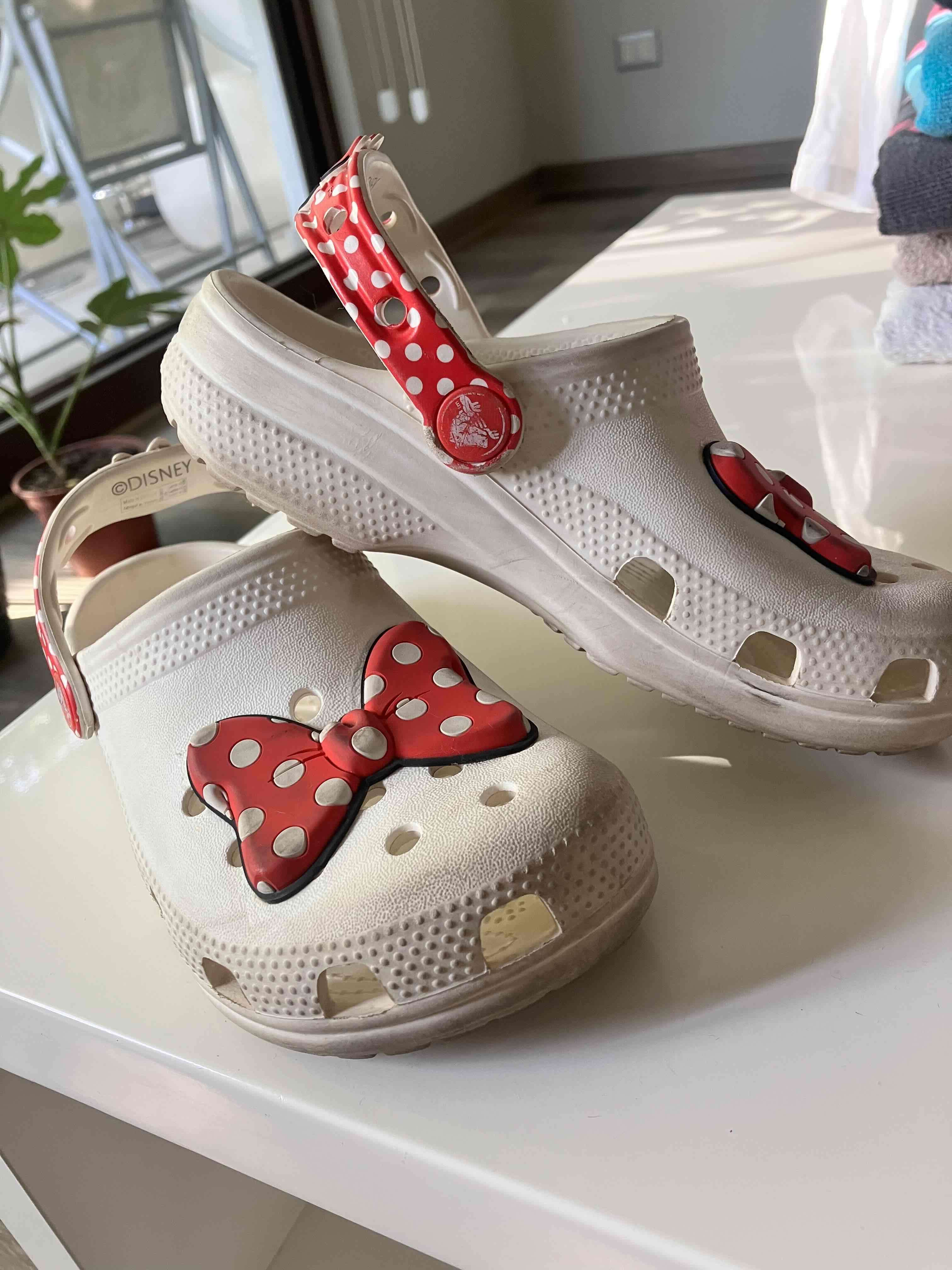 Sandalias blancas con lazo rojo crocs - miniatura 4