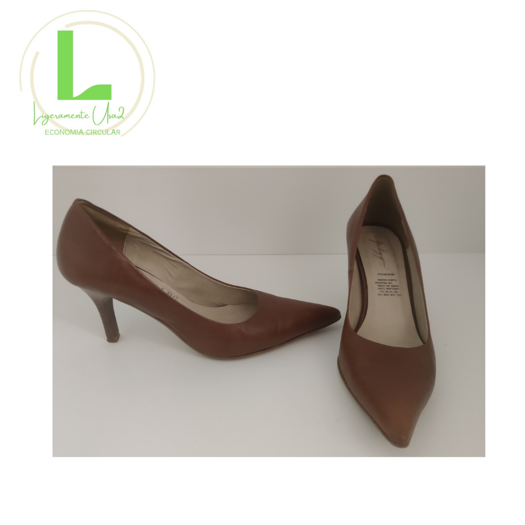 Zapatos de taco café clásicos