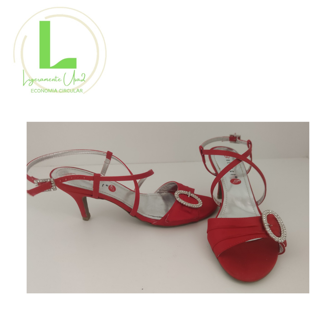 Zapatos de taco rojo elegantes