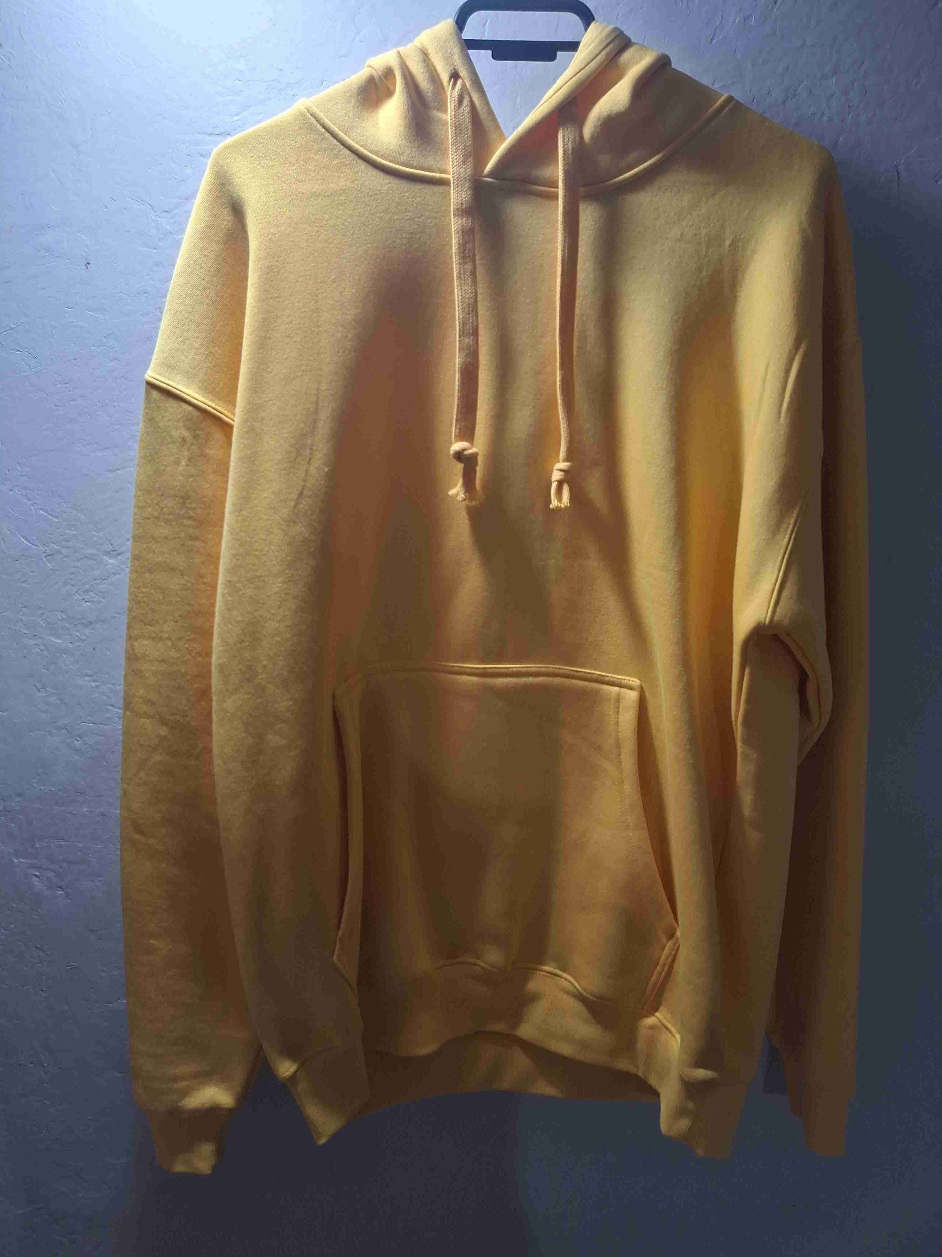 Polerón amarillo con capucha