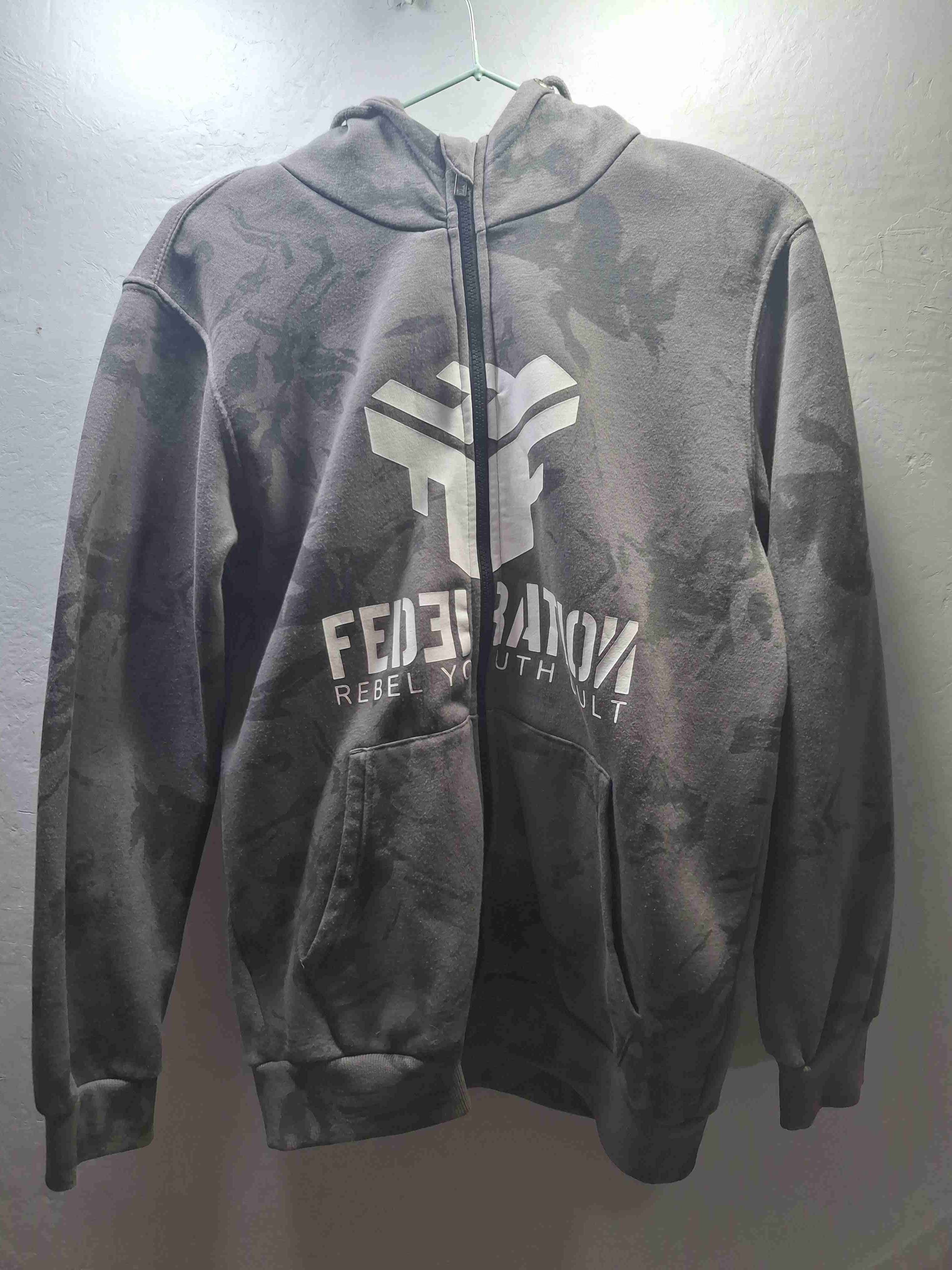 Polerón gris con capucha