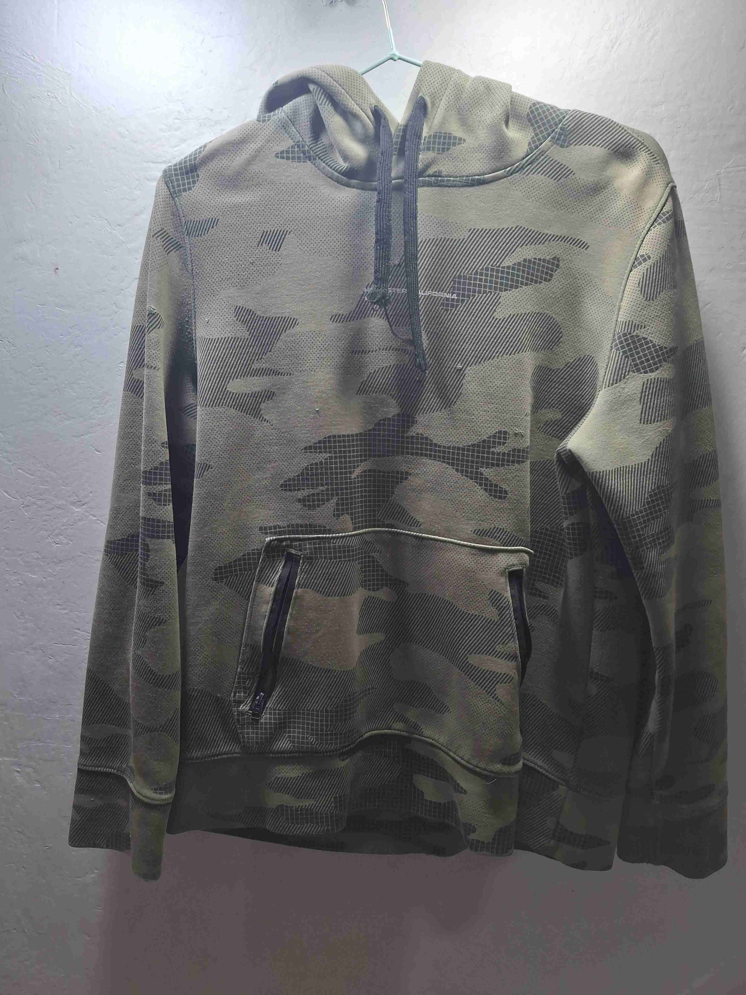 Polerón camuflado con gorro