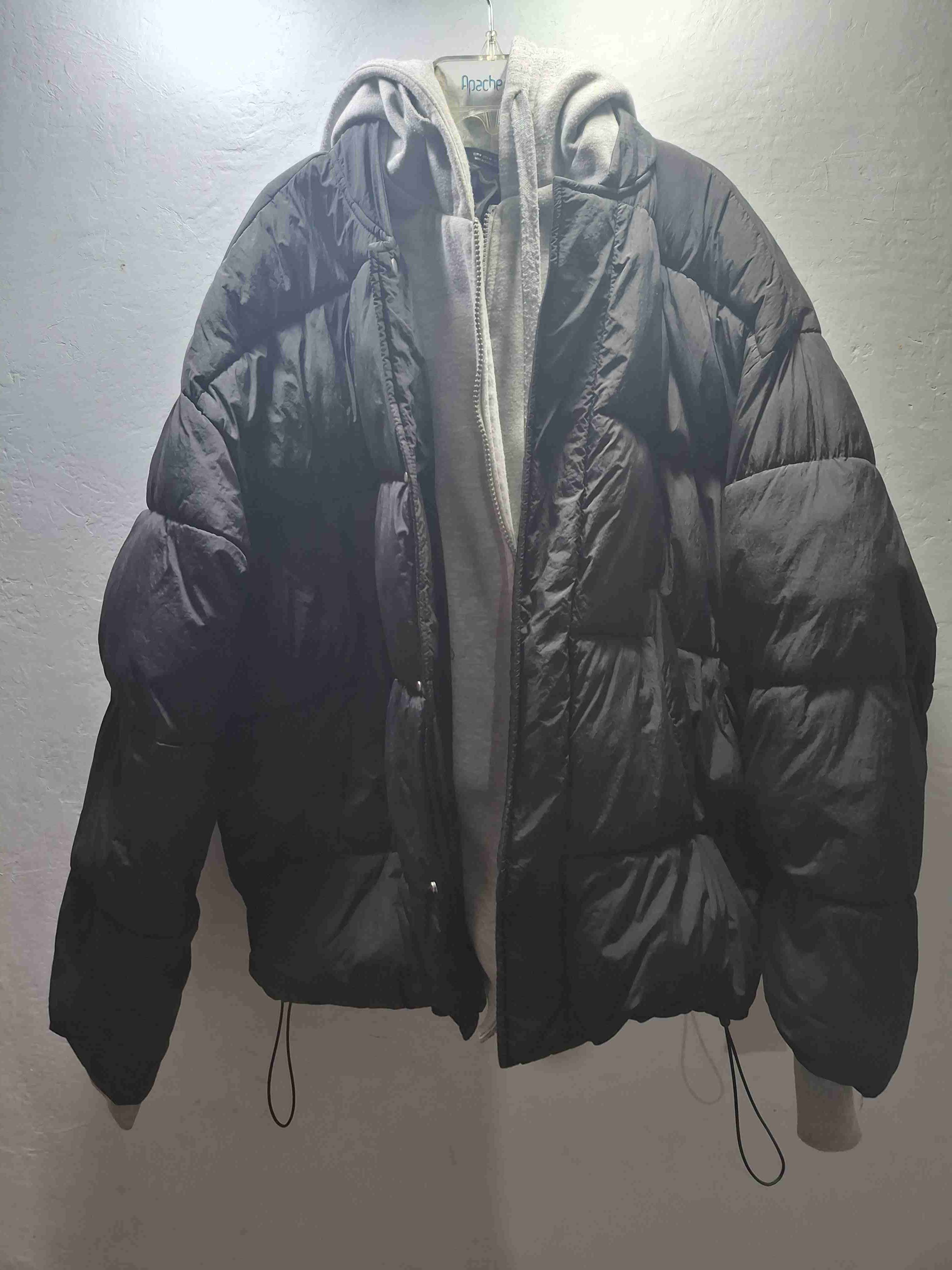 Chaqueta inflada negra con capucha