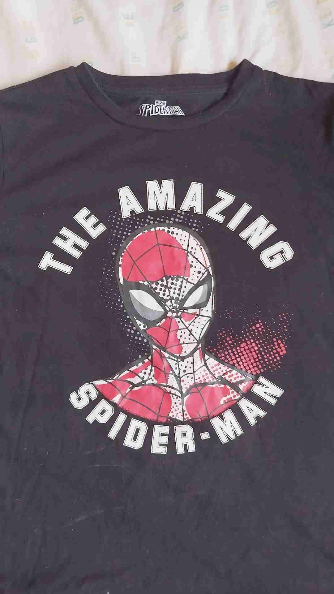 Polera negra Spiderman