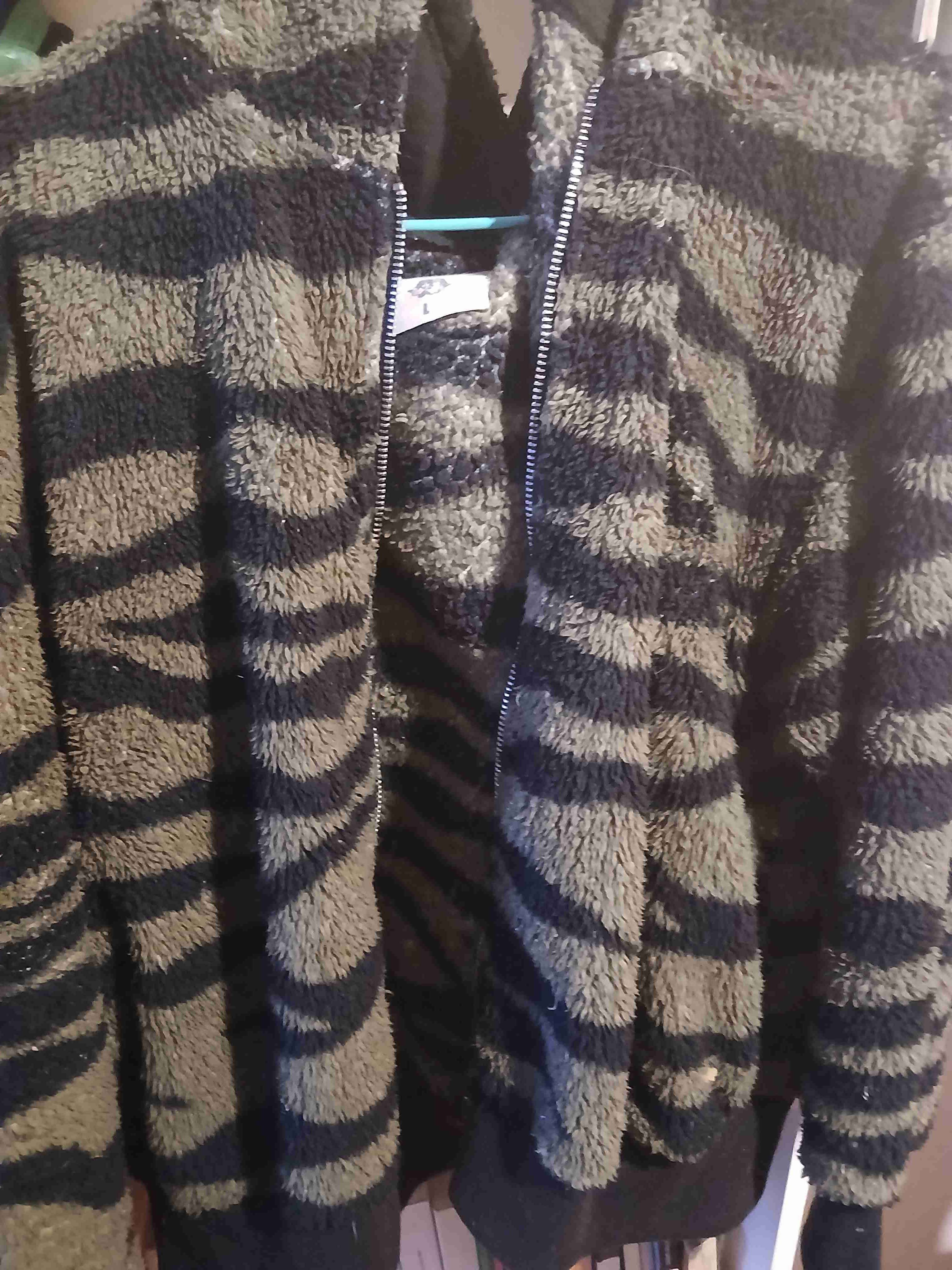 Chaqueta de felpa negra y gris