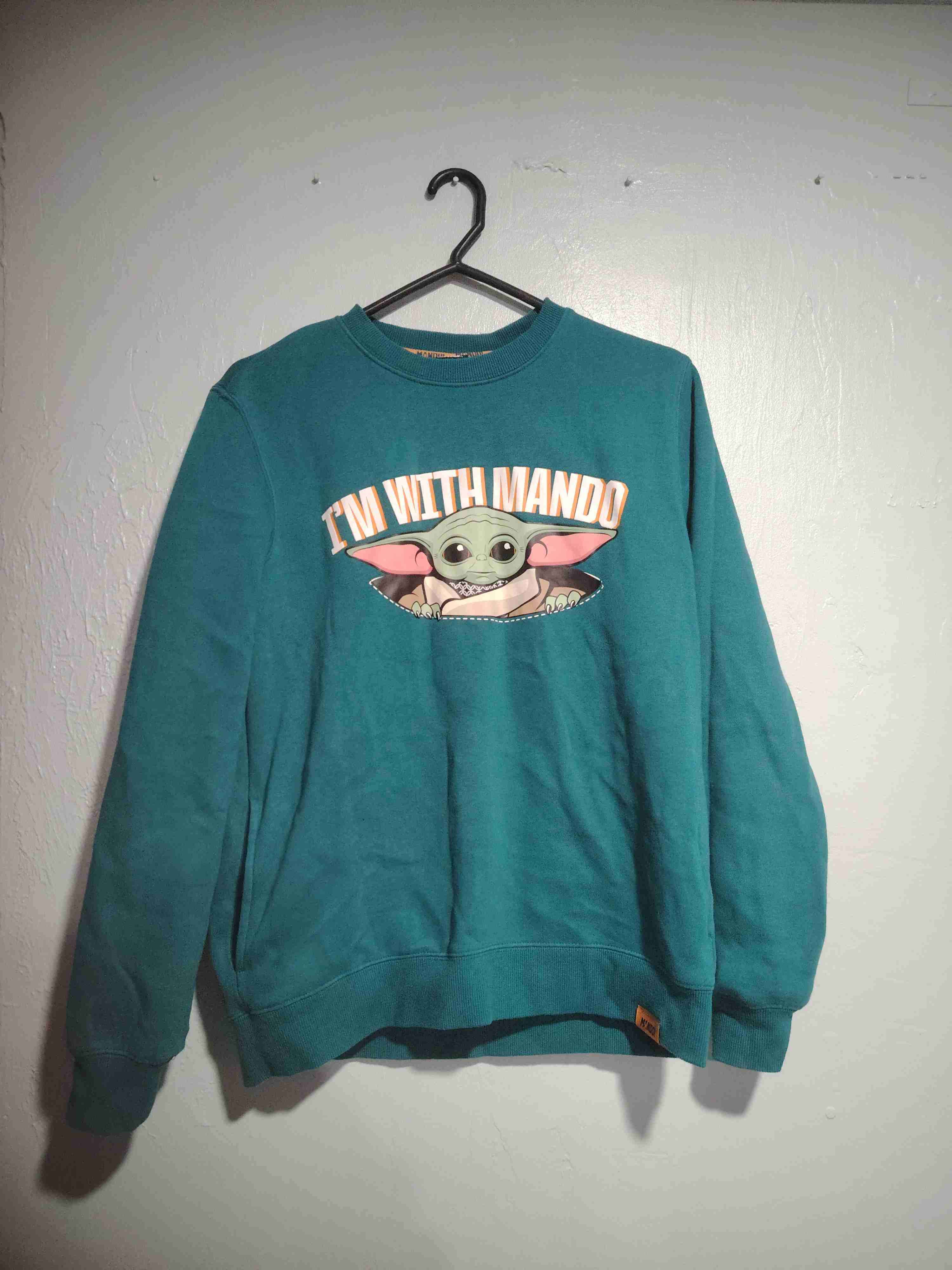 Polerón verde con diseño "I'm with Mando"