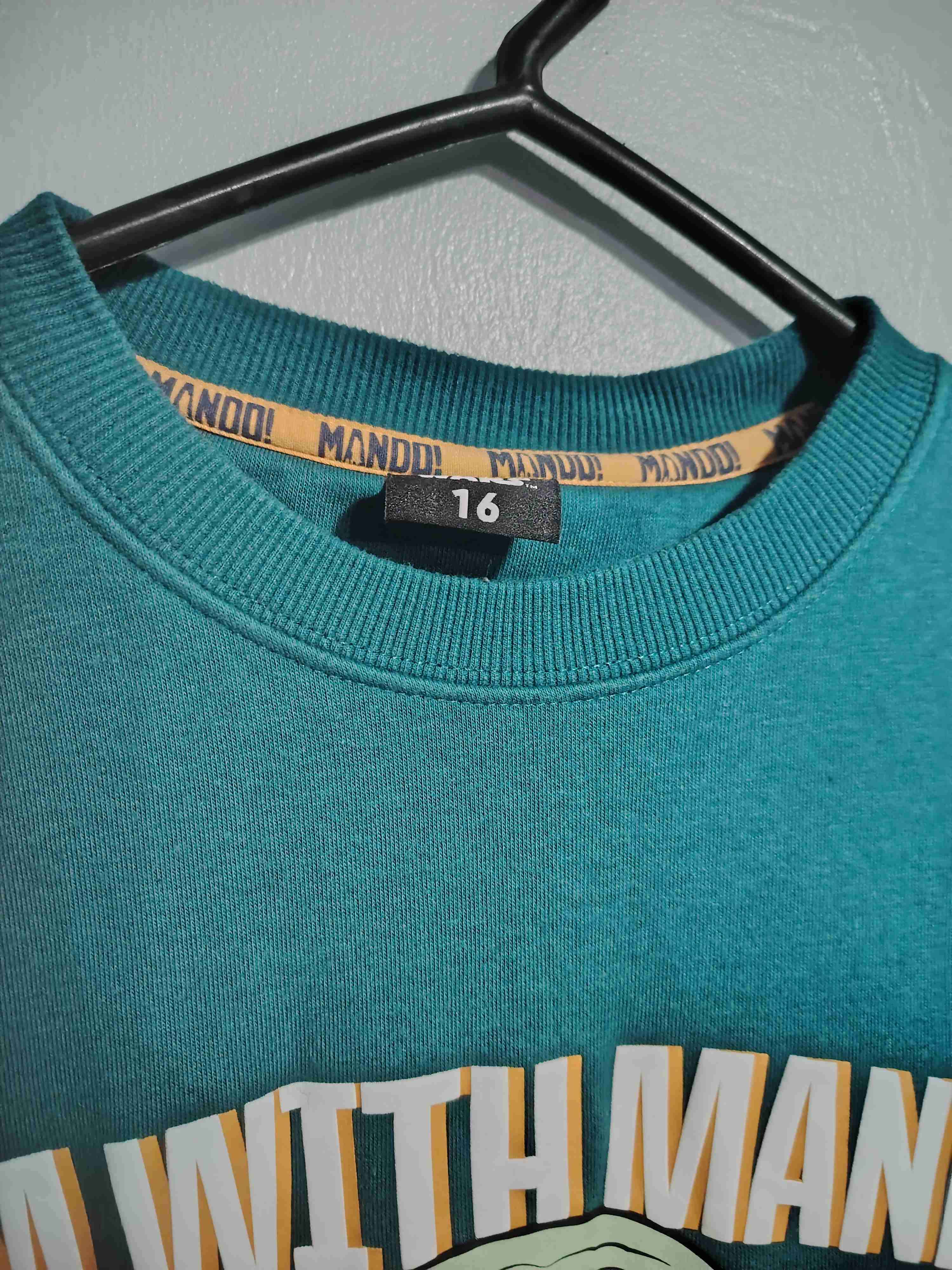 Polerón verde con diseño "I'm with Mando" - miniatura 2