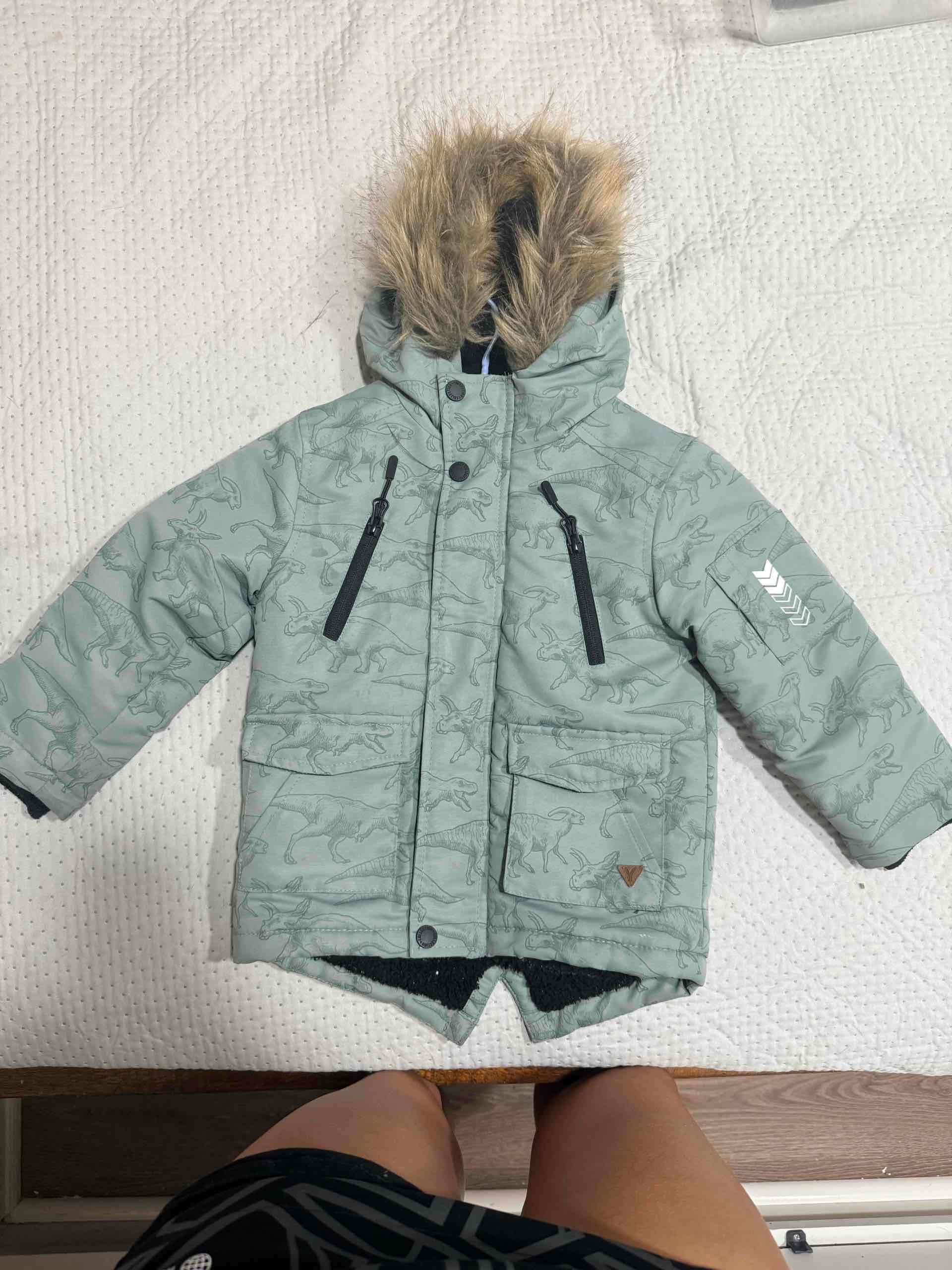Parka infantil con capucha de pelo sintético