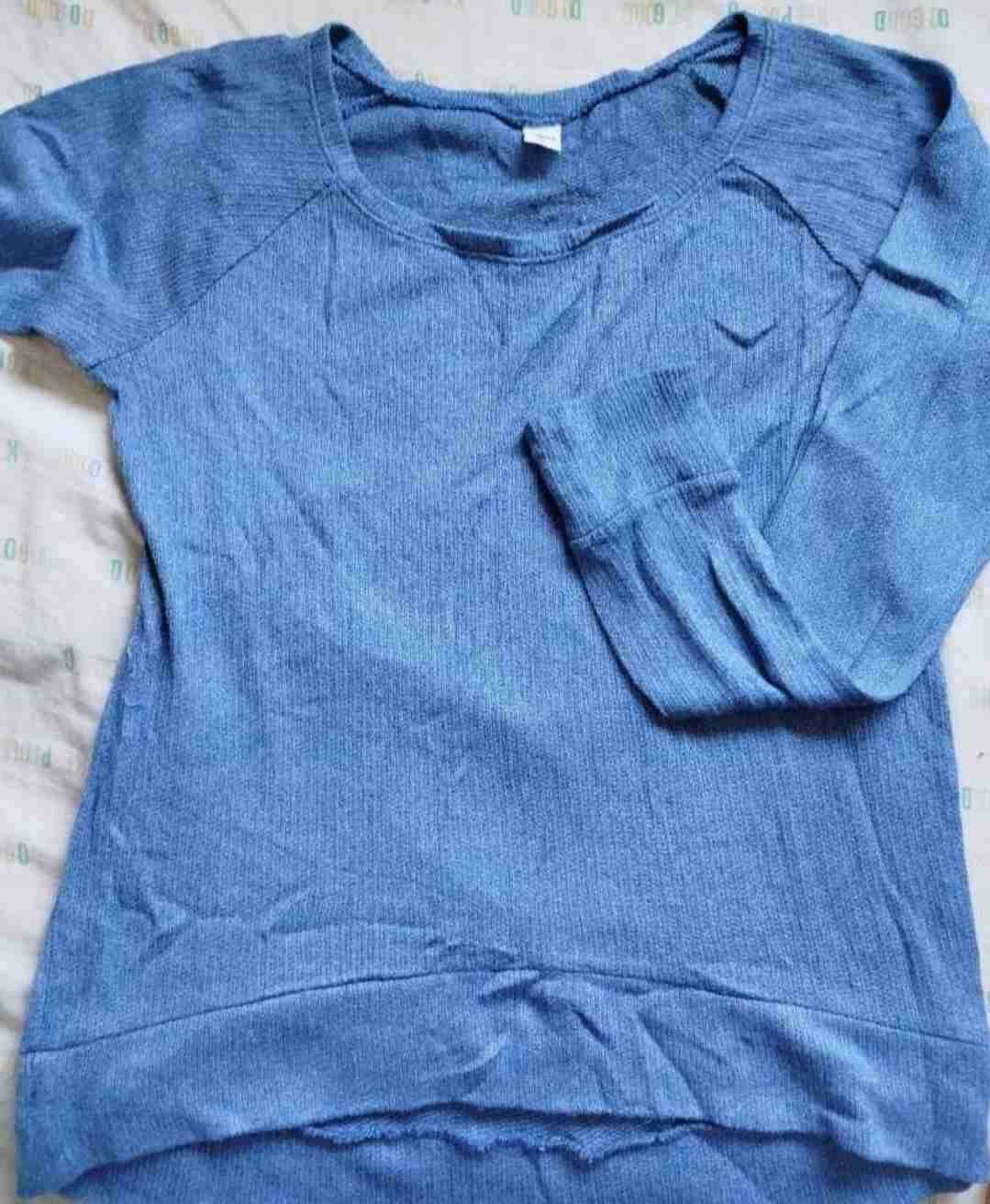 Polera azul manga larga
