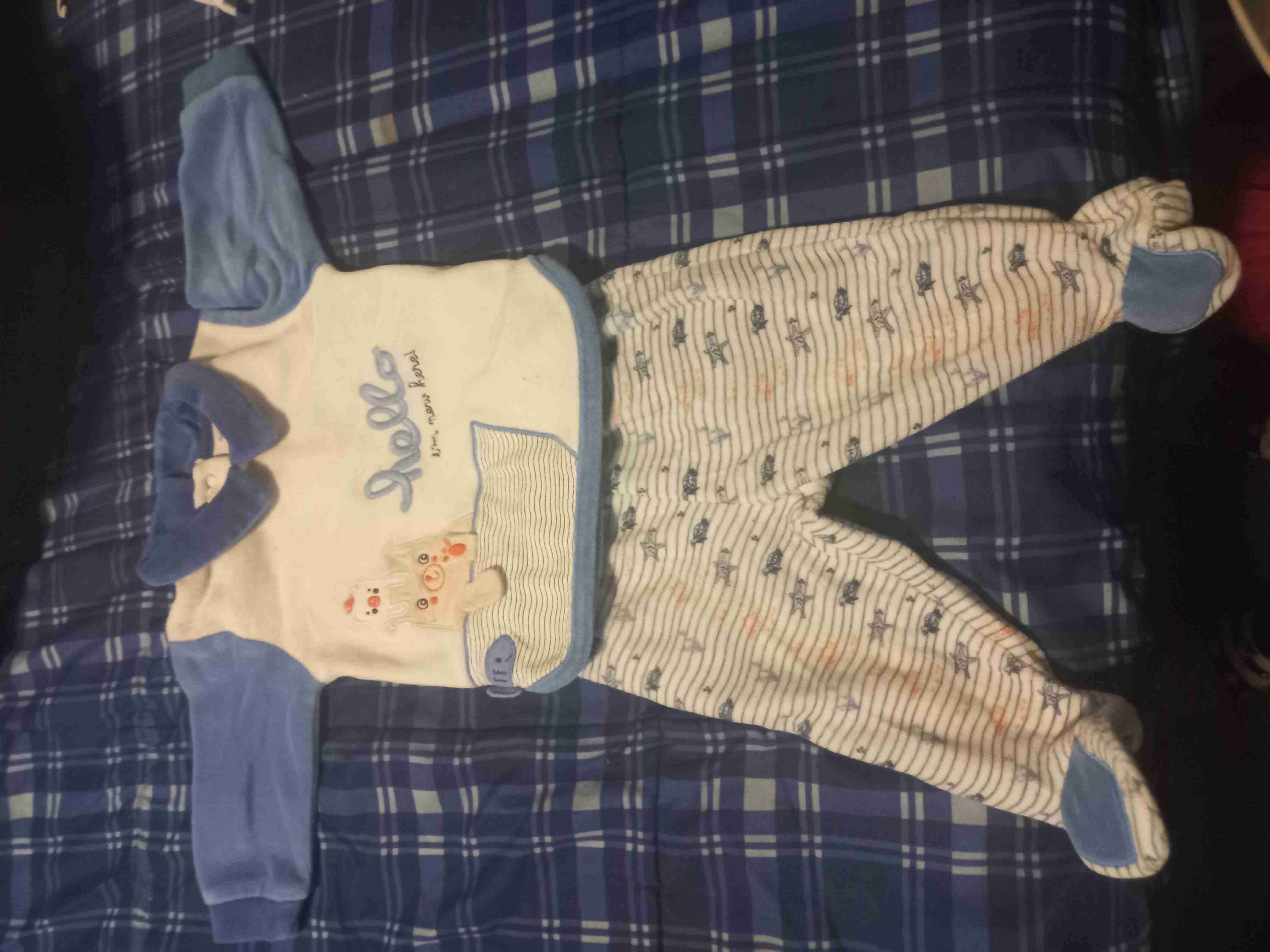 Pijama de bebé azul y blanco