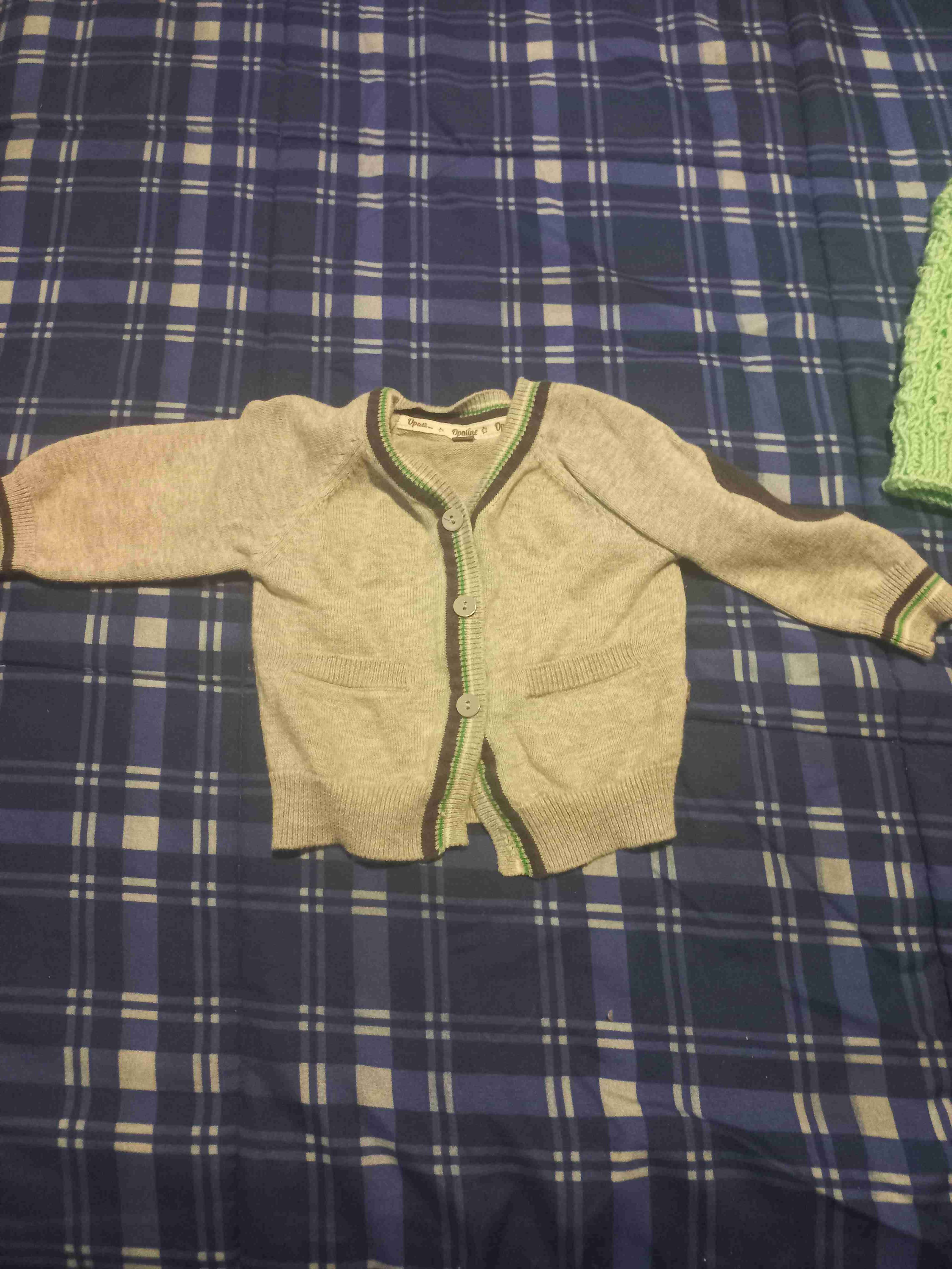 Chaleco bebé gris con bordes verdes