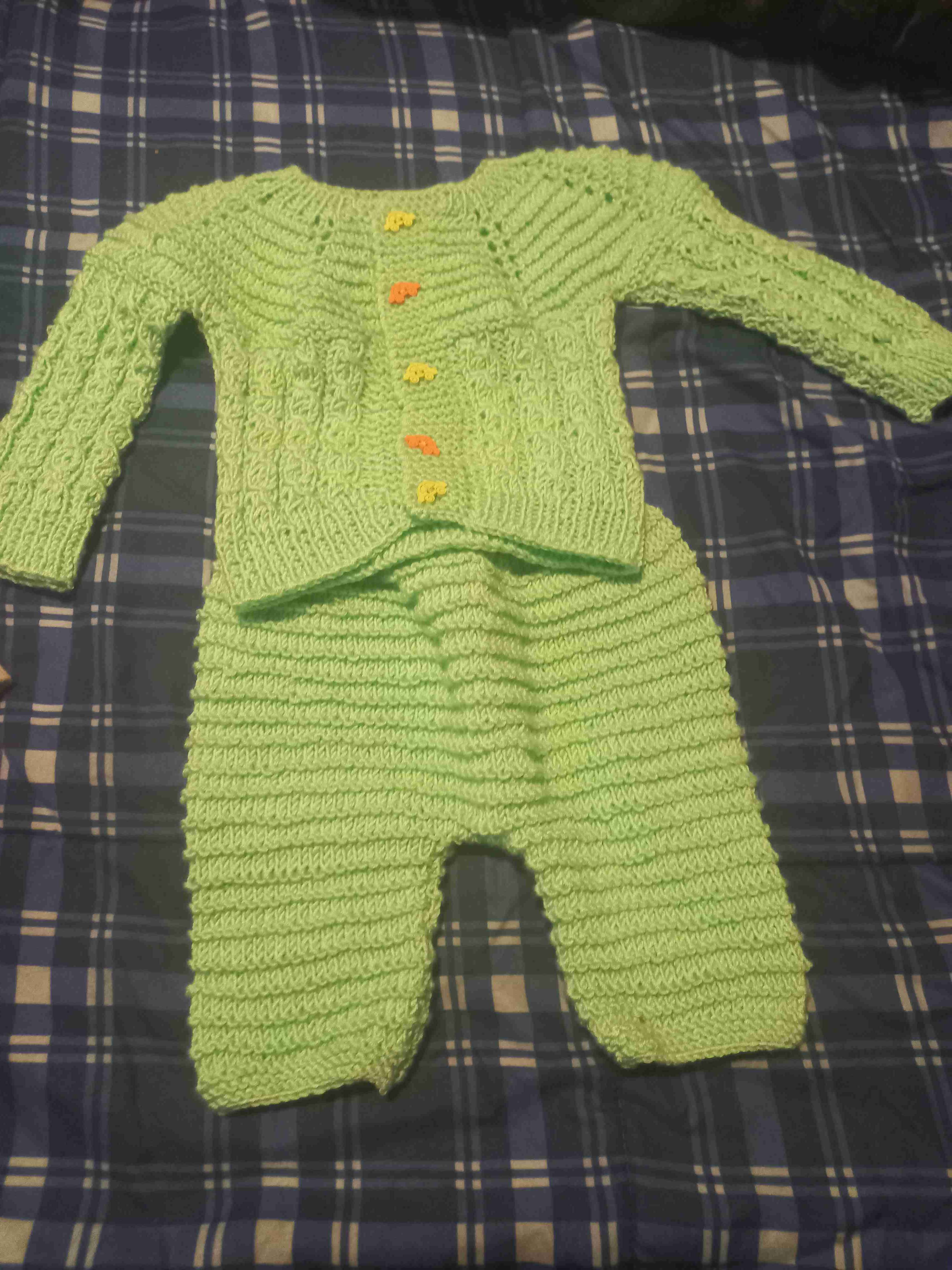 Conjunto tejido verde bebé