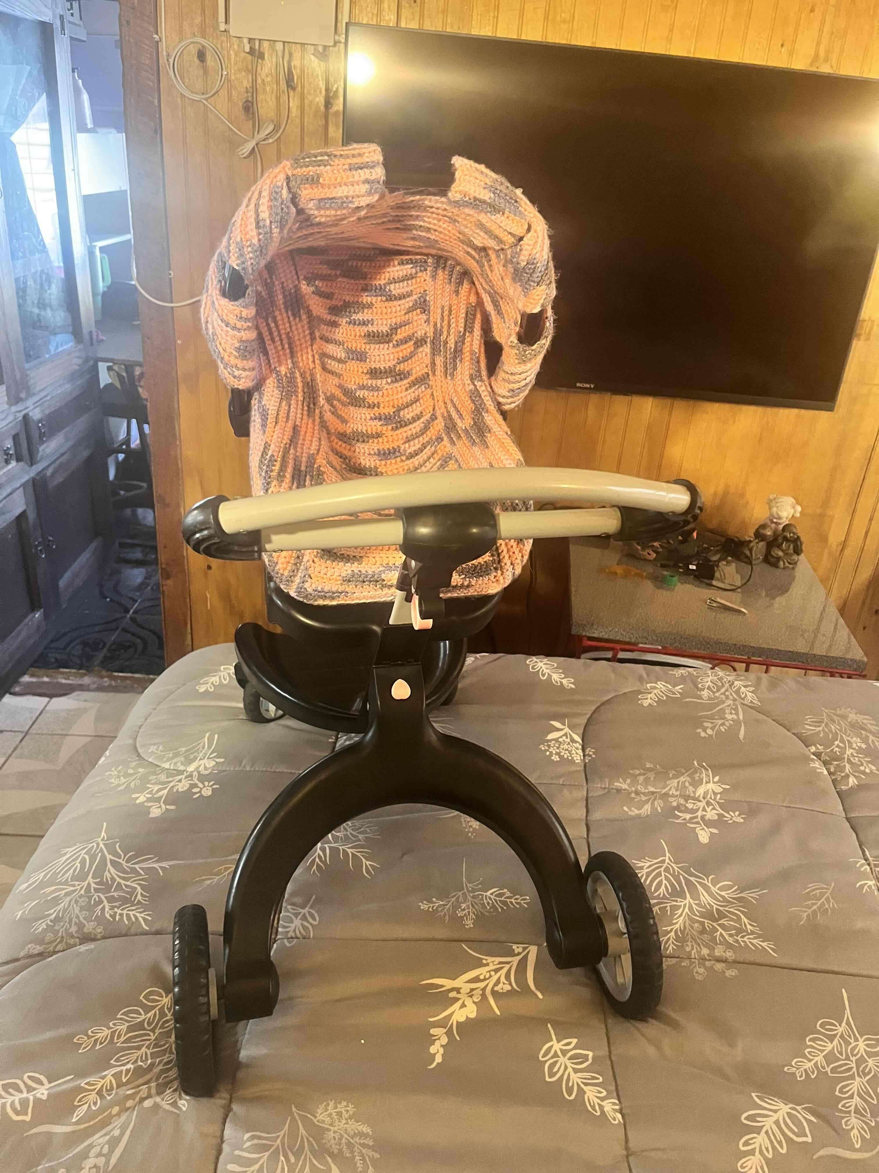 Cochecito de muñeca con cubierta tejida