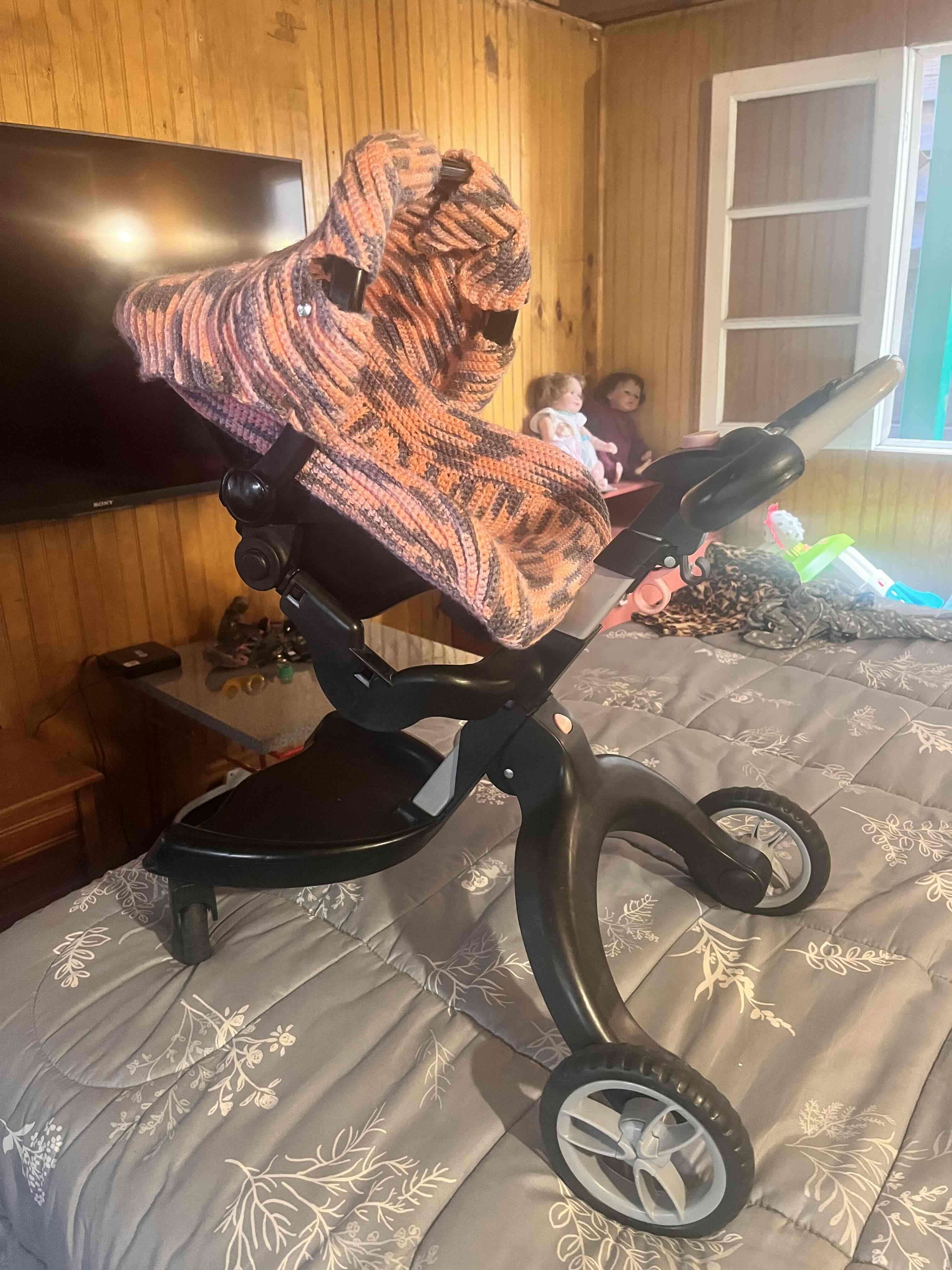 Cochecito de muñeca con cubierta tejida - miniatura 2