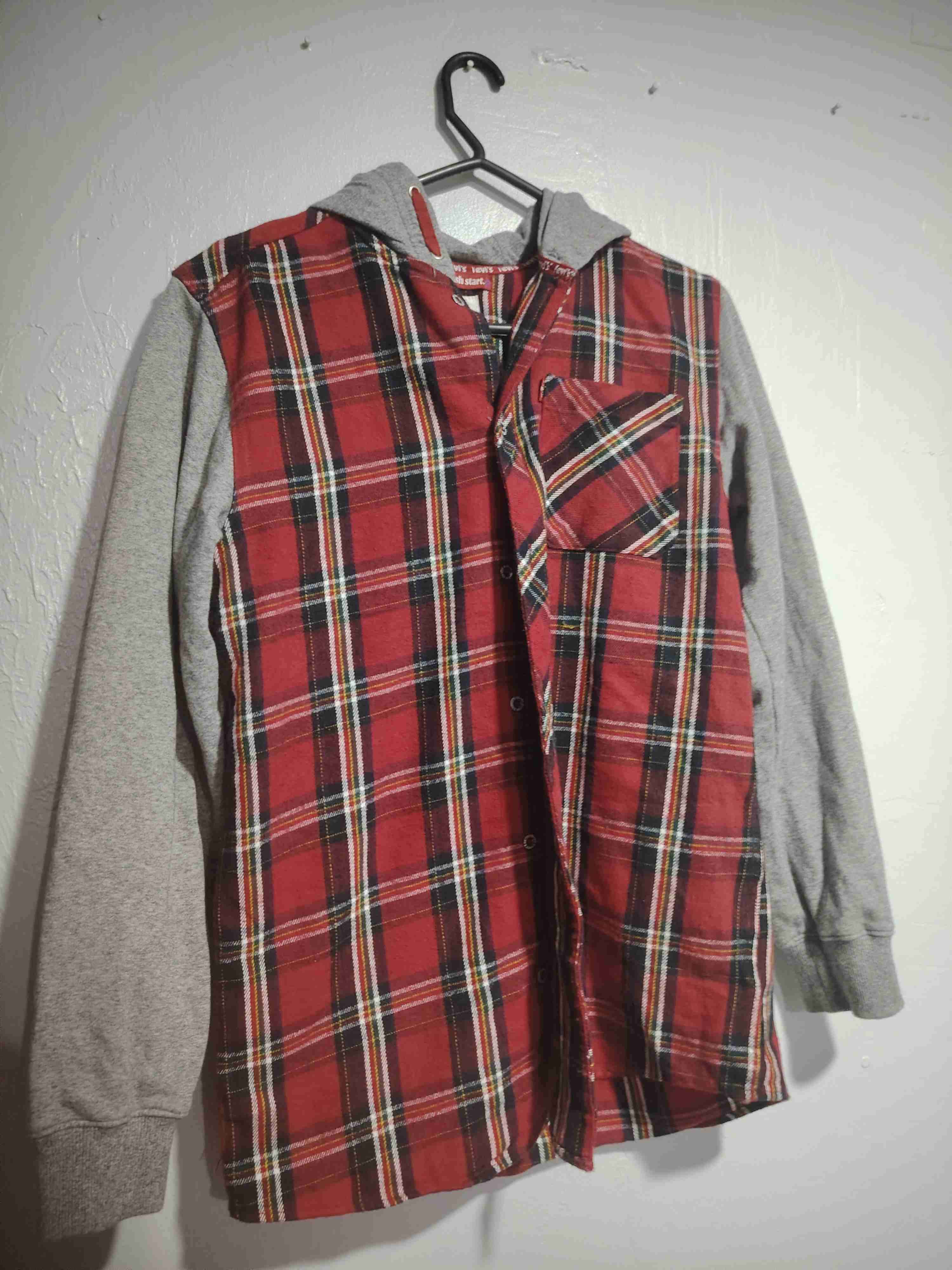 Camisa con capucha roja a cuadros