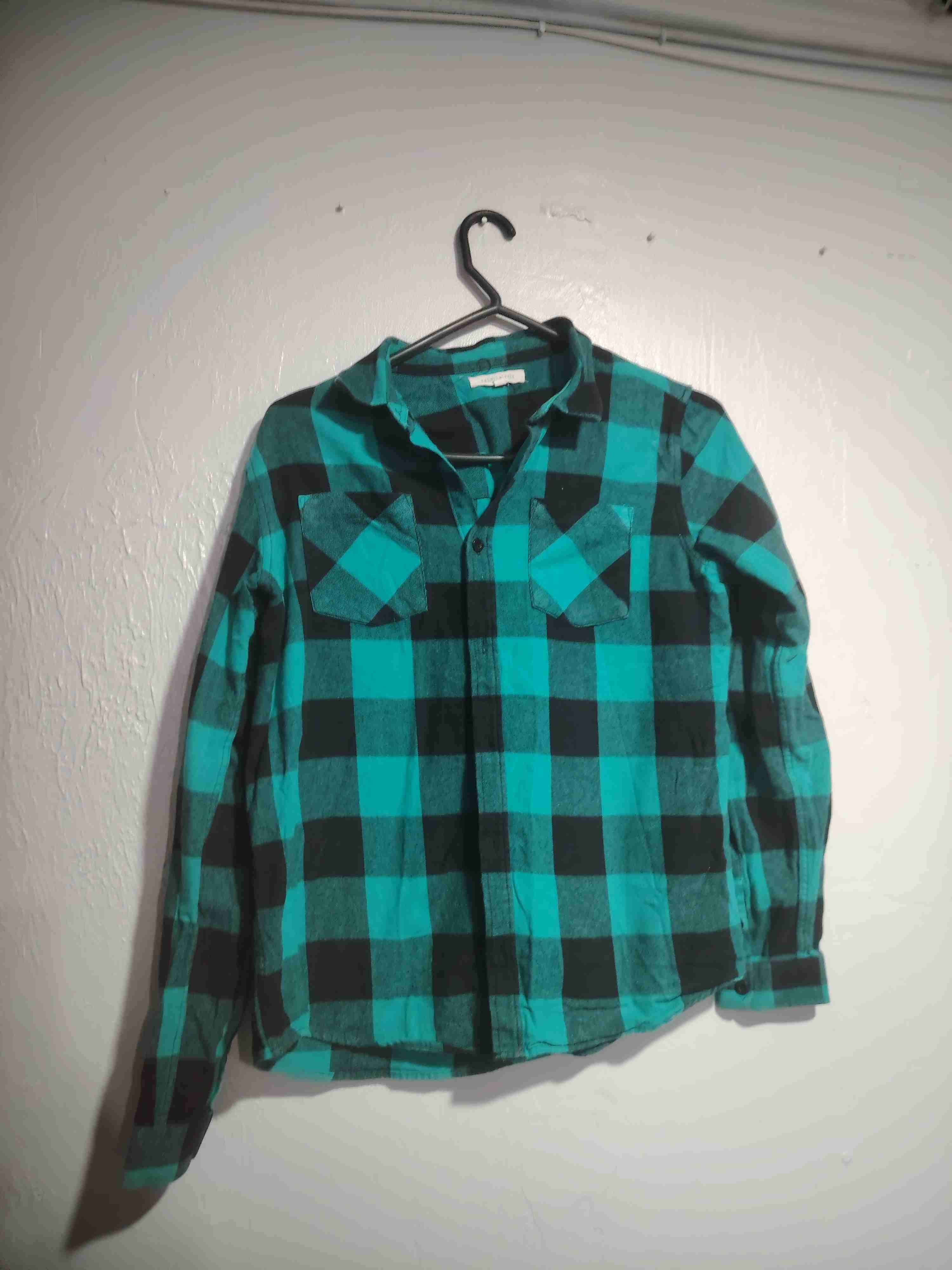 Camisa a cuadros verde y negro