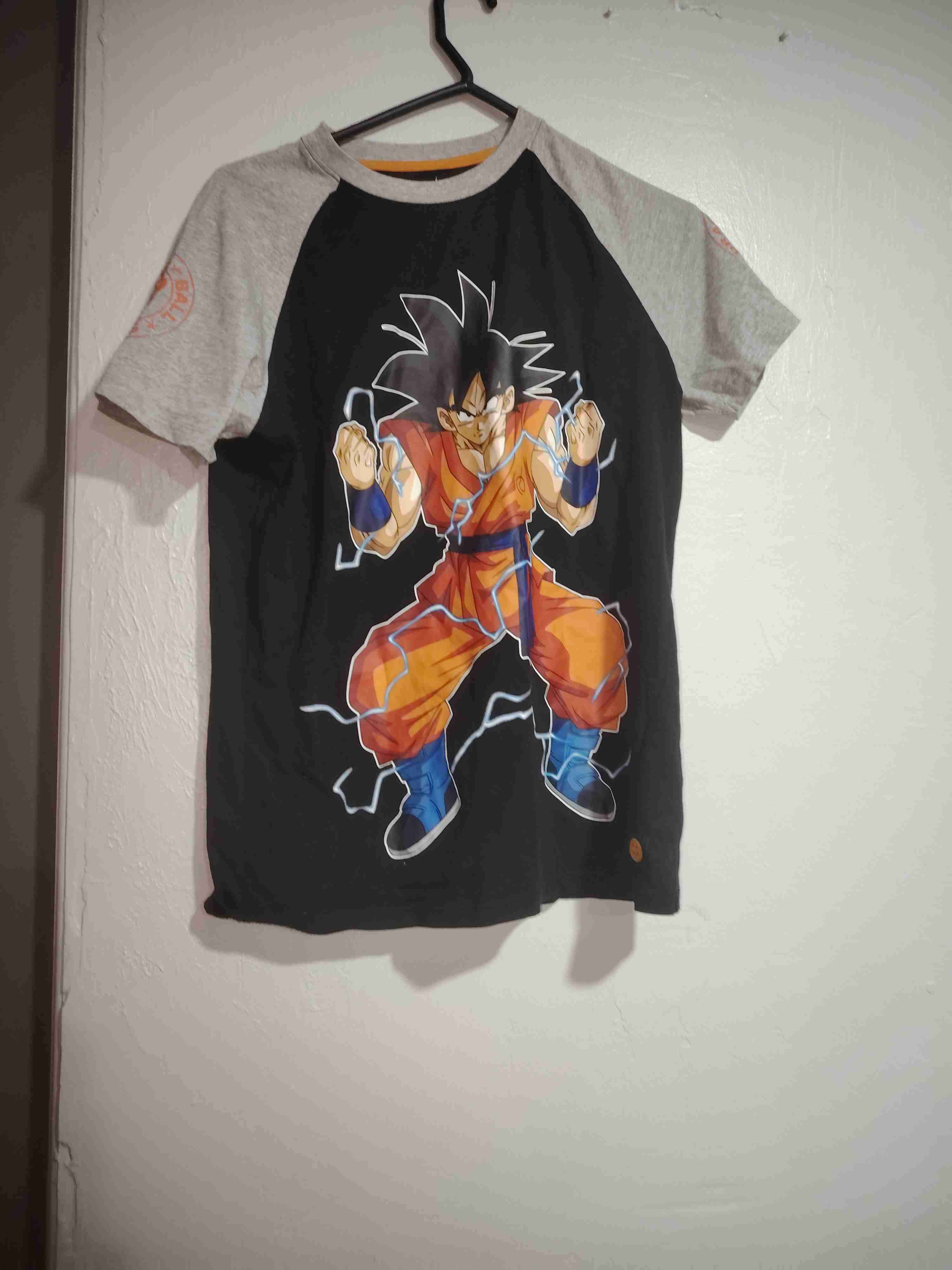 Polera gris con personaje de anime